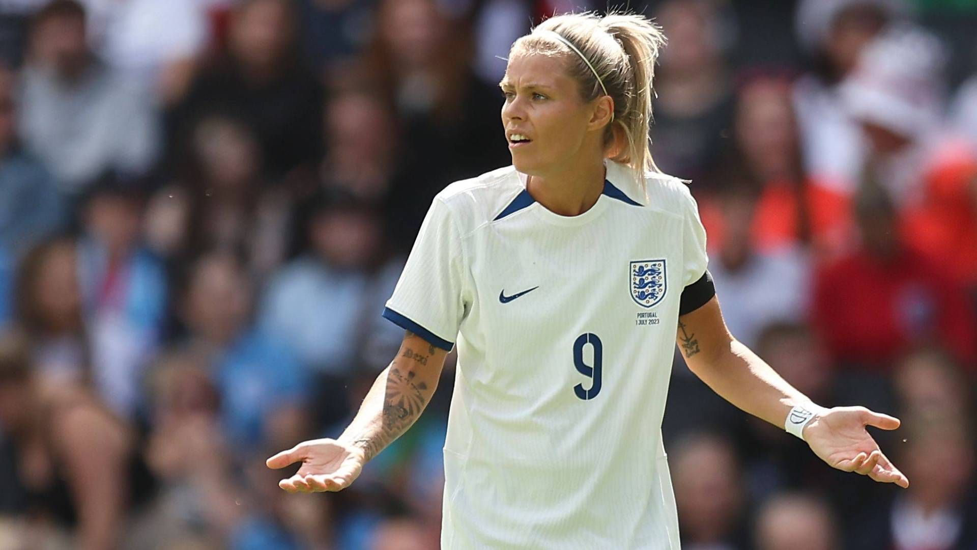 
                <strong>England - Rachel Daly, Lucy Bronze & Keira Walsh</strong><br>
                Die amtierenden Europameisterinnen aus England gehen als einer der Topfavoriten in die WM, was an einem unglaublich starken Kader liegt. Auch ohne die verletzte Beth Mead zieren mehrere Topstars das Aufgebot der "Lionesses". Stürmerin Rachel Daly (Foto) gewann in der abgelaufenen Saison die Torjägerinnenkanone der Women's Super League und stellte mit 22 Saisontoren einen Rekord auf. Lucy Bronze und Keira Walsh spielen inzwischen in Barcelona und sind dort nicht wegzudenken. Abwehrspielerin Bronze wurde 2020 zur Weltfußballerin gekürt, Walsh sorgte bei ihrem Wechsel von Manchester City nach Spanien im vergangenen Jahr durch die Ablösesumme in Höhe von 470.000 Euro für einen Weltrekord.
              