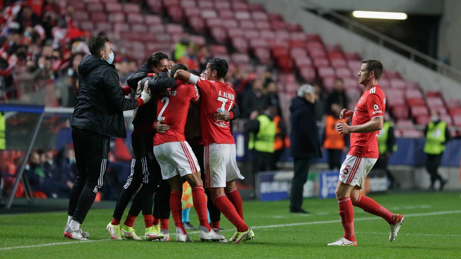 
                <strong>Benfica Lissabon: Platz zwei Gruppe E</strong><br>
                Mögliche Gegner im Achtelfinale: Manchester City, FC Liverpool, Ajax Amsterdam, Real Madrid, Manchester United, OSC Lille, Juventus Turin
              