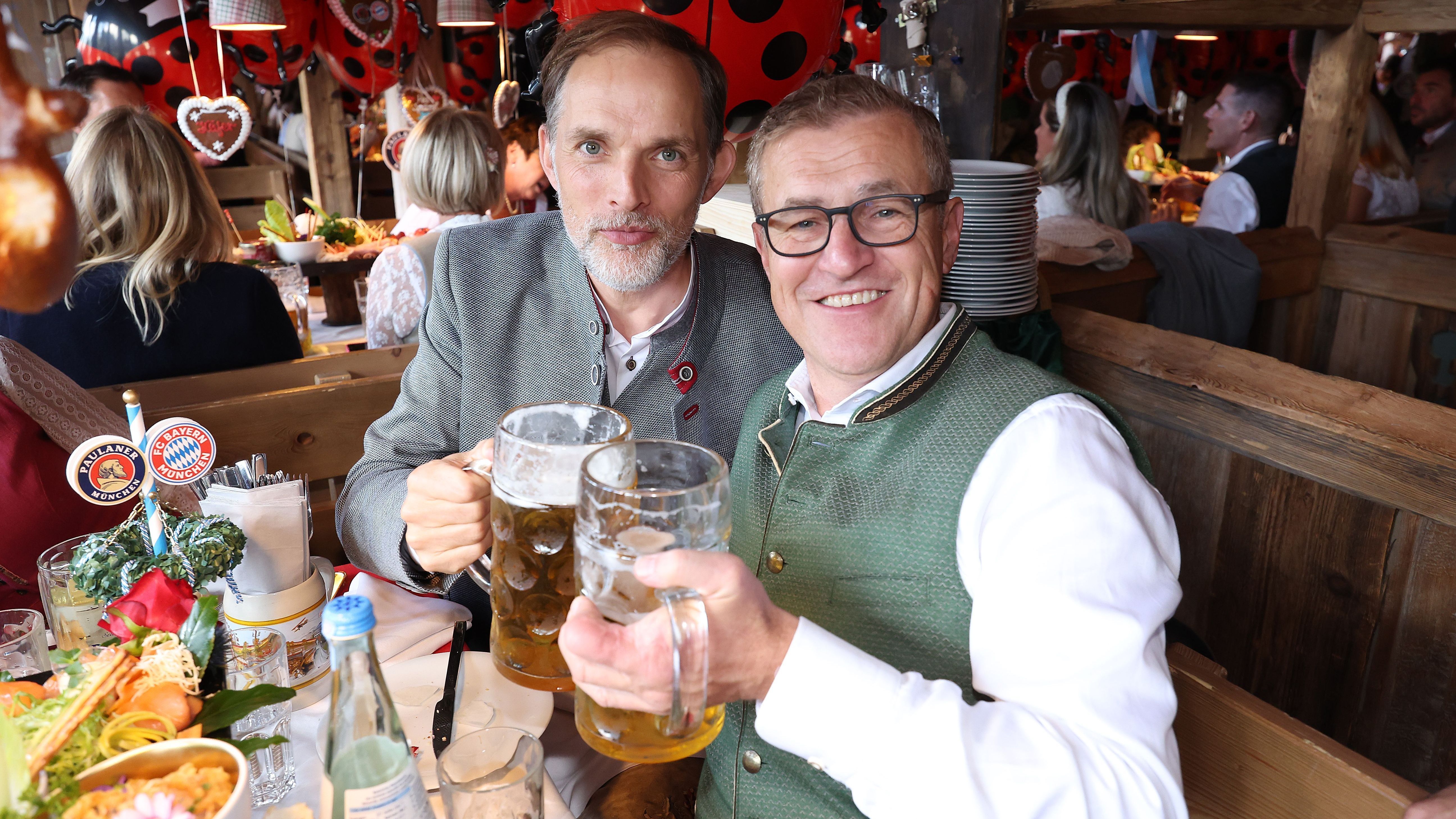 <strong>Thomas Tuchel und Jan-Christian Dreesen</strong><br>Der Bayern-Coach stößt auch mit dem Vorstandsvorsitzenden Jan-Christian Dreesen (r.) an. Der Klub-Boss hat offenbar mehr Durst mitgebracht.