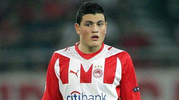 
                <strong>Olympiakos Piräus - Kyriakos Papadopoulos (15 Jahre, neun Monate, neun Tage)</strong><br>
                Olympiakos Piräus - Kyriakos Papadopoulos (15 Jahre, neun Monate, neun Tage): Ebenfalls tief in die Tasche griffen die Schalker schon 2010 für den damals 18-jährigen Griechen. Zwei Millionen überwiesen die Knappen für das Talent an Olympiakos Piräus. Dort war der Innenverteidiger zuvor schon zwei Jahre als Profi gereift. Erstmals durfte der heutige Leipziger schon mit 15 Jahren für den griechischen Serienmeister auflaufen. Im Dezember 2007 kam Papadopoulos beim 3:1-Sieg bei Atromitos Athen in der 88. Minute zum Liga-Einstand.
              