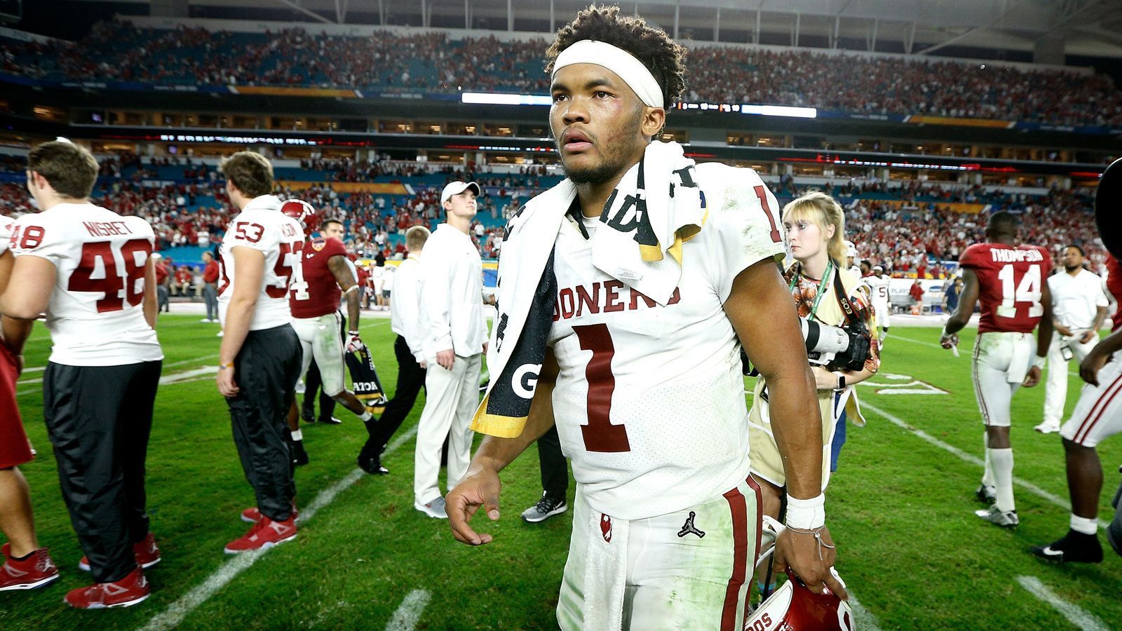 
                <strong>Kyler Murray (College: University of Oklahoma)</strong><br>
                Darüber, dass Kyler Murray durchaus zu einem Quarterback von gehobenem NFL-Format werden könnte, sind sich fast alle Experten einig. Unklar ist hingegen nicht nur seine Zukunft, sondern seine Profession. Im MLB-Draft wurde er bereits von den Oakland Athletics beansprucht und unterschrieb dort einen Vertrag, der ihm einen Bonus von 4,66 Millionen Dollar garantiert. Trotzdem hat sich Murray, der 2018 die Heisman Trophy gewann, auch noch für den NFL-Draft angemeldet. Wie ernst er es damit meint, ist allerdings noch nicht ganz klar. Von Experten wird prophezeit, dass er in der späten ersten Runde gedraftet werden könnte.
              