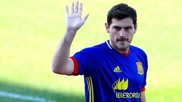 
                <strong>Meiste Turnier-Teilnahmen: Iker Casillas</strong><br>
                Meiste Turnier-Teilnahmen: Iker Casillas - fünf Teilnahmen. Der Torhüter war 2000 (allerdings ohne Einsatz), 2004, 2008 sowie 2012 im spanischen Kader und gehört auch bei der EURO 2016 zum Aufgebot der "Furia Roja". 
              