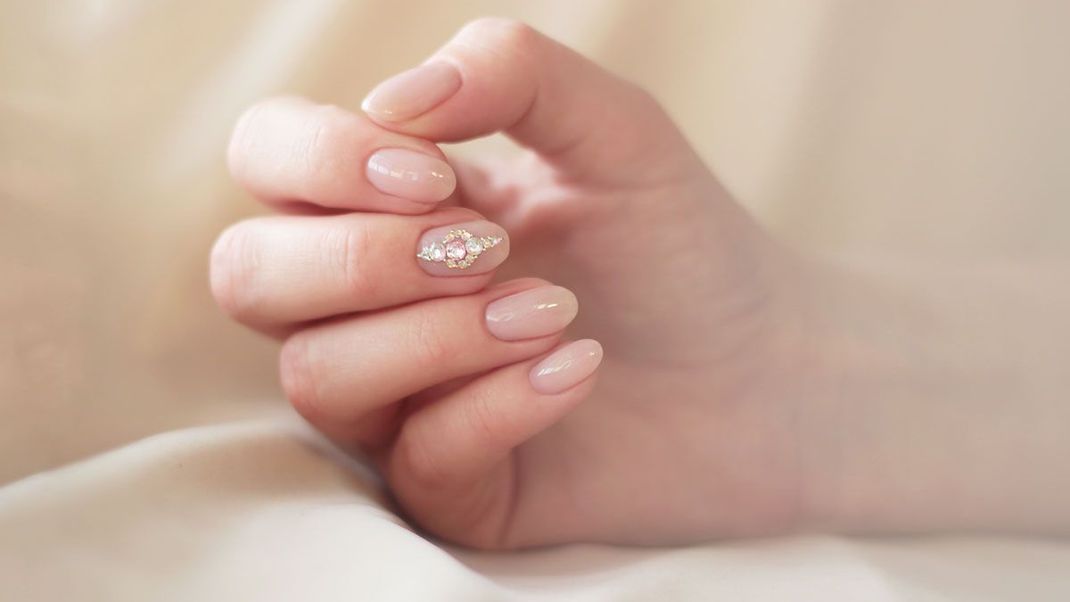 Juwelenbesetzte Fingernägel kann jede:r von euch tragen! Inspirationen für euren Look findet ihr hier. 