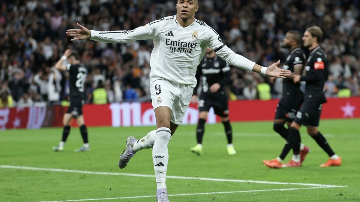 Kylian Mbappé jubelt im Trikot von Real Madrid
