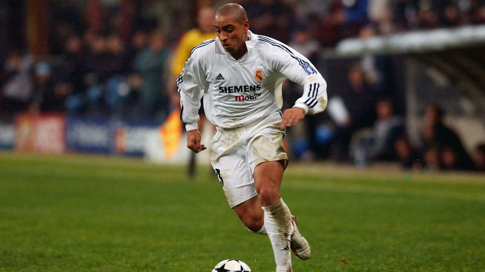 <strong>Brasilien: Roberto Carlos</strong><br>Erfolge: 3x Champions-League-Sieger, 2x Weltpokalsieger, 4x spanischer Meister<br>Nationalmannschaftserfolge:&nbsp;1x Weltmeister, 127 Länderspiele, elf Tore