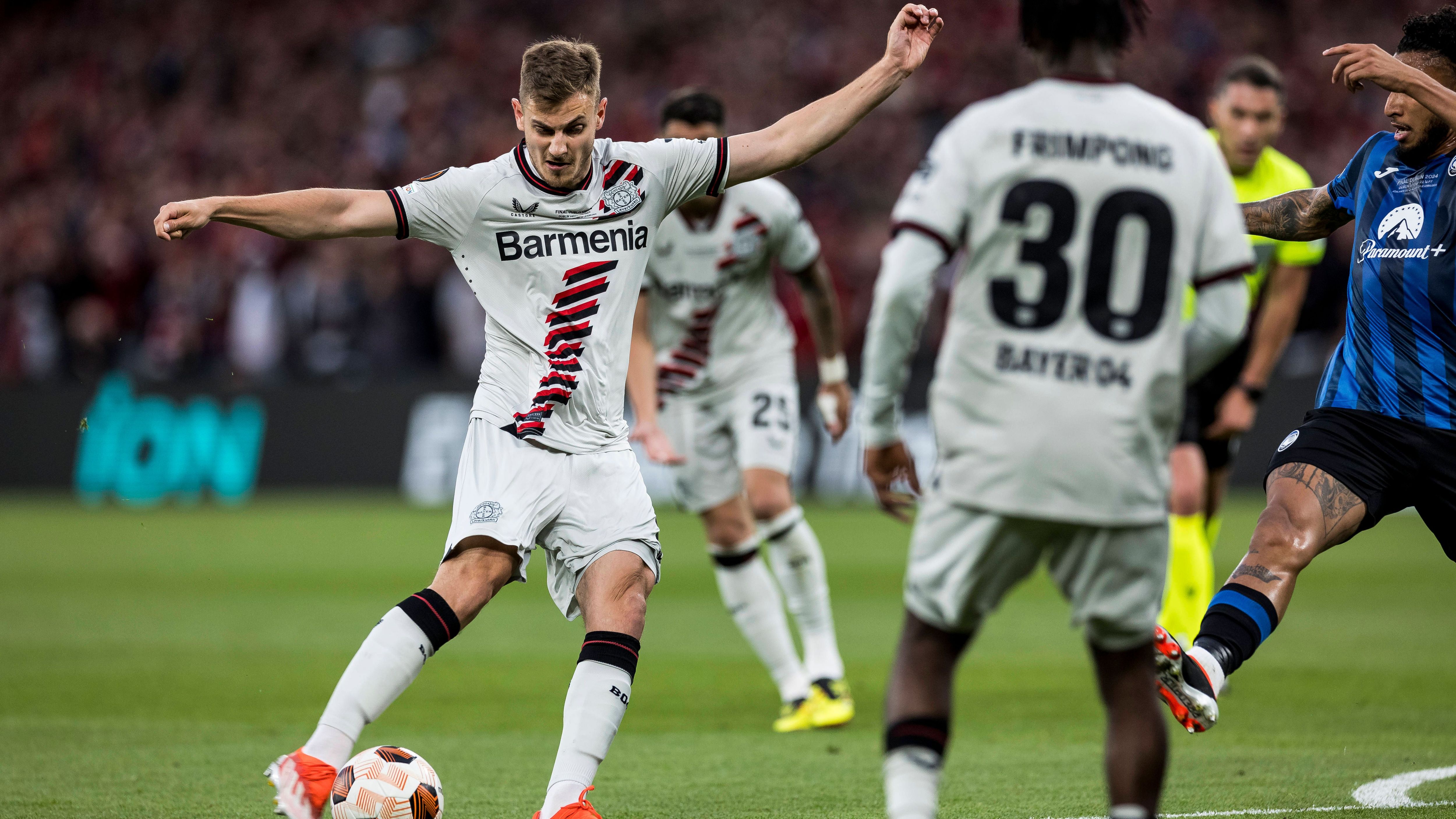 <strong>Josip Stanisic</strong><br>Beginnt über die rechte Seite, nimmt aber kaum am Spiel teil. Lässt sich beim 0:2 durch Lookman böse tunneln und kann nur hinterherschauen. Mit Xabi Alonsos Systemänderung muss er zur Pause raus. <strong><em>ran</em>-Note: 4</strong>