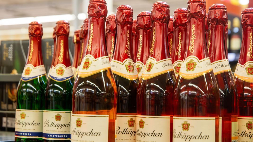 Rotkäppchen Sekt durfte in der DDR auf keiner Feier fehlen und avancierte nach der Wende zu einer der beliebtesten Sekt-Marken im wiedervereinigten Deutschland.