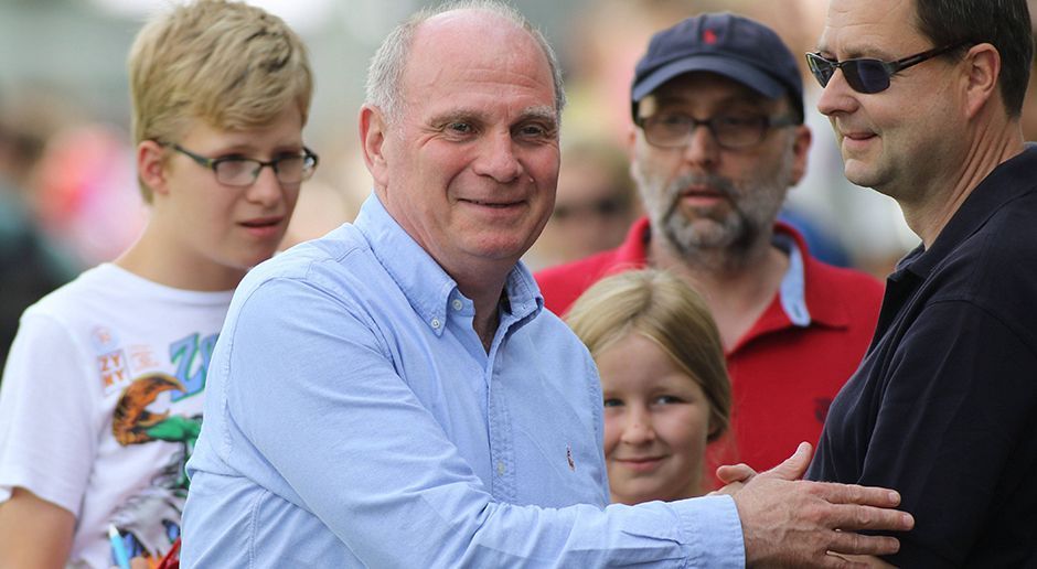 
                <strong>Uli Hoeneß zeigt sich den Bayern-Fans</strong><br>
                Im Sommer 2015 macht Hoeneß den nächsten Schritt zurück in die Öffentlichkeit: Während eines öffentlichen Trainings der Bayern-Profis geht er durch den Zuschauerbereich und schreibt Autogramme. Die große Mehrheit der Fans reagiert freundlich auf seine Anwesenheit.
              