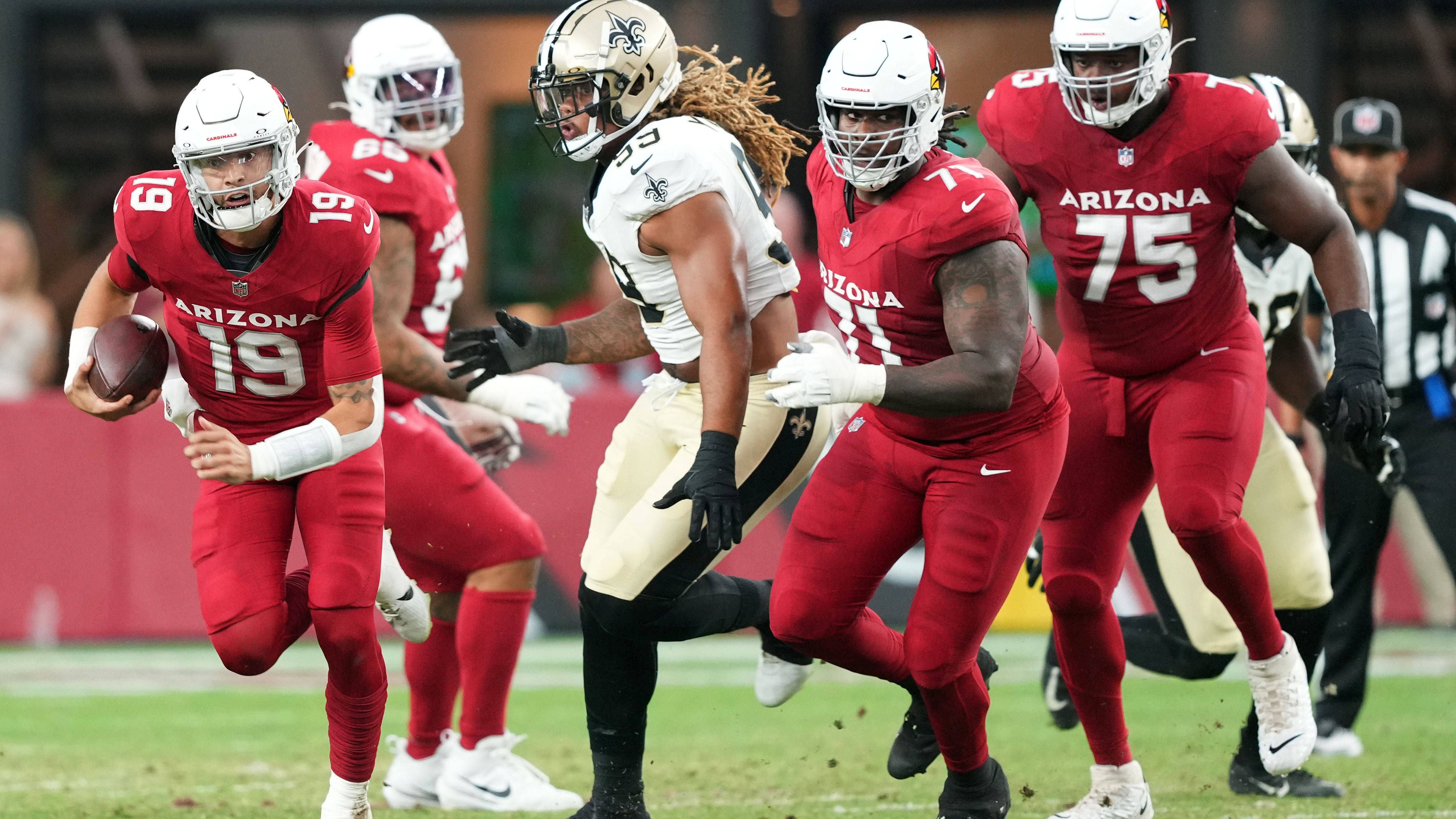<strong>Arizona Cardinals 35:6 New Orleans Saints</strong><br>Die Saints sind mit den Cardinals derart überfordert, dass der neue Starting Quarterback Spencer Rattler im letzten Viertel gar nicht mehr auf dem Feld steht, sonder Rookie Tyler Shough zu seinem ersten Einsatz kommt. Kyler Murray glänzt derweil im Zusammenspiel mit Marvin Harrison Jr., das Duo liefert fast nach Belieben.