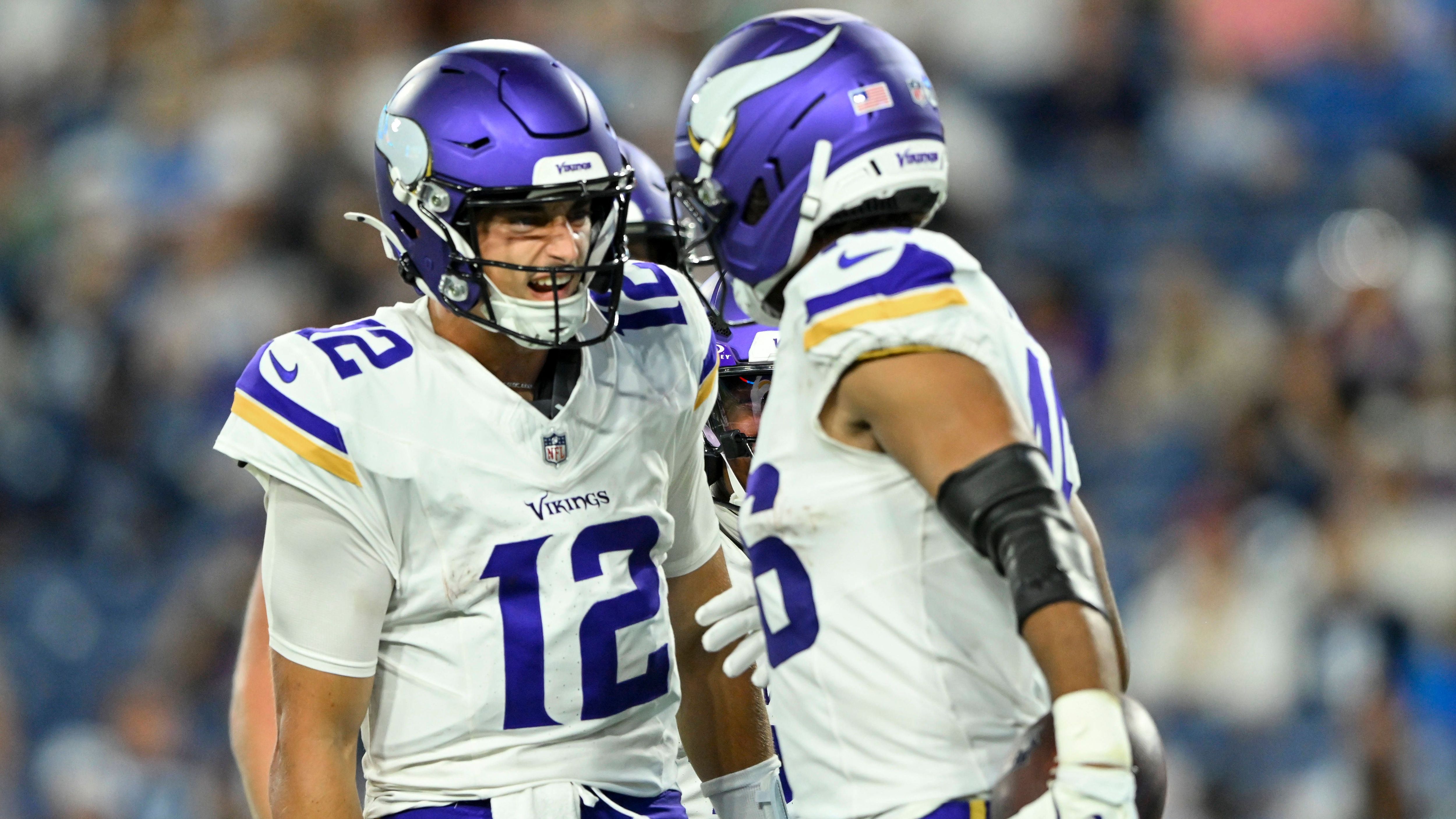<strong>Minnesota Vikings</strong><br>J.J. McCarthy hat weniger Spielzeit in der Preseason bekommen als gedacht. Nach wie vor hat man noch kein komplettes Gefühl für den neuen Vikings-Starter auf QB. Er wurde für den Ernstfall also kaum vorbereitet und muss direkt funktionieren. Der angedachte QB2 Sam Howell war so enttäuschend, dass sie ihn zu den Eagles verfrachteten. Dafür kam der erfahrene Carson Wentz. Die Defense sieht lecker aus. Vor allem die D-Line wird dem Gegner weh tun. Die Cornerbacks hingegen könnten eine Schwachstelle sein.<br><strong>Note: 3</strong>