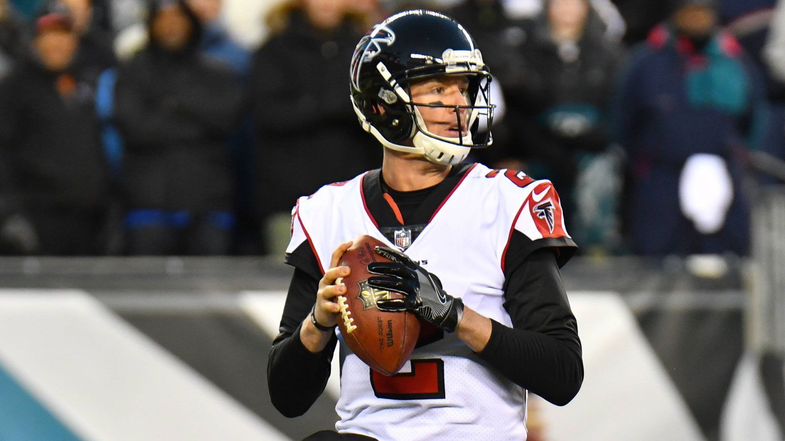 
                <strong>Matt Ryan</strong><br>
                Denn er hat Cousins abgelöst: Matt Ryan stieß seinen Quarterback-Kollegen vom Thron und ist nun der bestbezahlteste Spieler der Liga. Ryan verdient bei den Atlanta Falcons 150 Millionen Dollar in fünf Jahren, wovon 100 Millionen garantiert sind. Damit hat der 33-Jährige einen jährlichen Verdienst von unglaublichen 30 Millionen Dollar. 
              