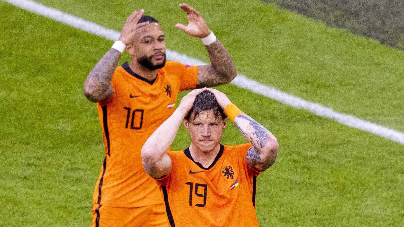 
                <strong>Die Schwächen: Konzentration ist der Schlüssel</strong><br>
                Viele Schwächen hat die "Elftal" bislang noch nicht offenbart, doch auch sie ist nicht gänzlich ohne Makel. Im ersten Gruppenspiel gegen die Ukraine führten die Niederländer bis zur 75. Minute völlig souverän mit 2:0, dann setzte die Konzentration aus. Innerhalb vier Minuten glich die Ukraine durch zwei sehenswerte Tore zum zwischenzeitlichen 2:2 aus. Zu passiv agierte die Hintermannschaft in dieser Phase und drohte, das Spiel trotz guter Leistung noch zu verlieren. Durch eine Charakterleistung drehte die Offensive ihrerseits nochmal auf und kam durch den angesprochenen Dumfries zum Sieg. Die Schwächephase nach komfortabler Führung hat jedoch gezeigt: Auch dieses Team ist nicht unschlagbar. Was vor allem gegen den Favoriten-Status spricht: Die absoluten Top-Gegner hatten die Holländer bisher noch nicht.
              