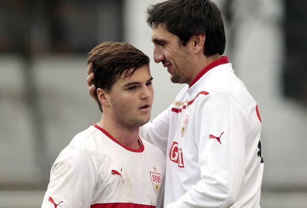 
                <strong>Jubel in Schwaben</strong><br>
                2011 steigt Korkut beim VfB Stuttgart als U19-Trainer ein. Hier bedankt er sich beim heutigen HSV-Regionalligaspieler Ndriqim Halili, der zum Saisonstart zwei Treffer zum 4:3 über den Nachwuchs von Greuther Fürth beisteuert
              