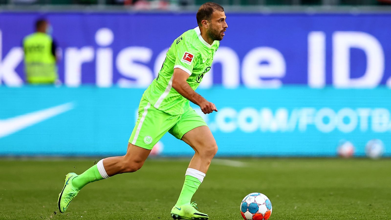 
                <strong>Admir Mehmedi (VfL Wolfsburg)</strong><br>
                Für Wolfsburgs Admir Mehmedi gab es in den zurückliegenden Jahren von Saison zu Saison immer etwas weniger Bundesliga-Einsätze. So selten berücksichtigt wie im Herbst 2021, wurde der 30 Jahre alte Offensivspieler in seiner VfL-Ära davor aber noch nie. Lediglich ein dreiminütiger Einsatz steht für Mehmedi in der Bundesliga-Spielzeit 2021/22 nach acht Begegnungen in der Statistik. Und noch schlimmer: Für den Champions-League-Kader der Niedersachsen wurde der Schweizer Ex-Nationalspieler gar nicht nominiert. Da Mehmedis Vertrag nur noch bis 2022 läuft, spekuliert der "Kicker" darüber, dass der frühere Leistungsträger schon im Januar einen Wechsel anstreben könnte.
              