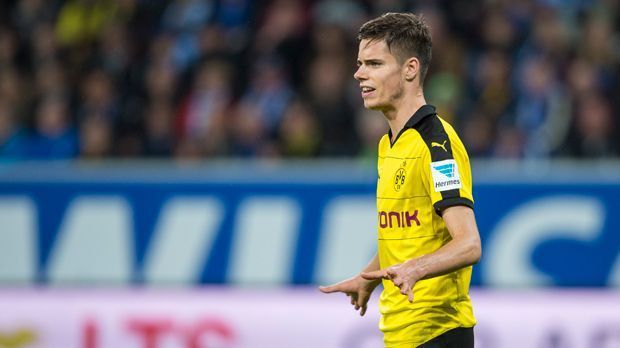 
                <strong>Julian Weigl</strong><br>
                "So was wie mit Weigl darf uns nicht mehr passieren", erklärt Heiko Vogel, Sportlicher Leiter der Bayern, dem "kicker". 2010 spielt Julian Weigl dem FC Bayern vor - überzeugt die Verantwortlichen aber nicht. Von Stadtrivale 1860 München holt Konkurrent Borussia Dortmund den Mittelfeldspieler im Sommer 2015 für schlappe drei Millionen Euro. 
              