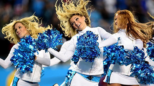 
                <strong>TopCats bei den Cheerleader Playoffs</strong><br>
                Im Jahr 2006 veranstaltete die NFL eigens Cheerleader Playoffs. Die Teams mussten sich in Geschicklichkeits-, Sports- und Wissenstests beweisen. Für die beiden Teilnehmerinnen der TopCats endete der Wettbewerb bereits nach der Auftaktrunde, nachdem sich eines der Mädels beim Hindernisparcours am Bein verletzt hatte.
              