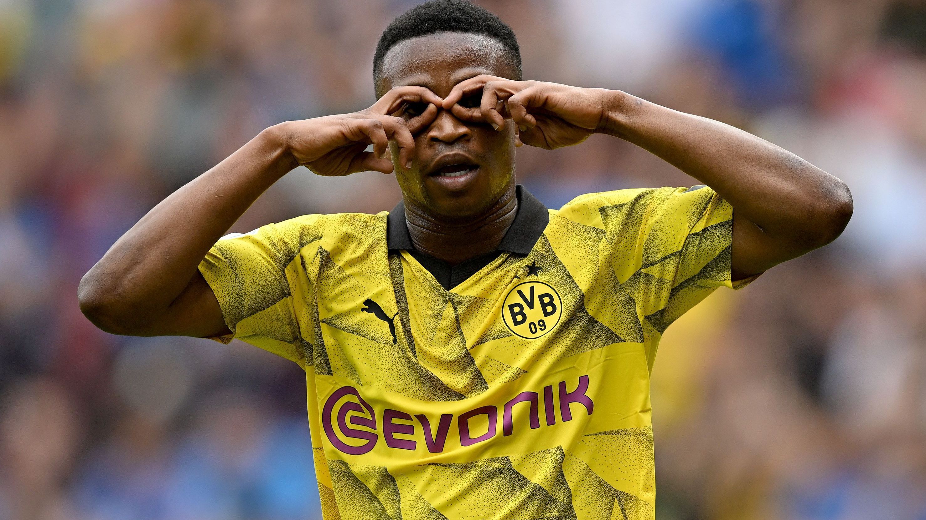 <strong>Youssoufa Moukoko (Borussia Dortmund)</strong><br>Moukoko gilt seit Jahren als eines der größten Sturmtalente Deutschlands. Beim BVB avancierte er vor fast drei Jahren zum jüngsten Bundesliga-Spieler der Geschichte und 2022 sogar zum A-Nationalspieler. Mit seinen erst 18 Jahren kommt Moukoko auf bereits 58 Bundesliga-Spiele und zwölf Tore. Er erhielt die Fritz-Walter-Medaille in Gold im Jahrgang 2004, also unter den U19-Spielern.