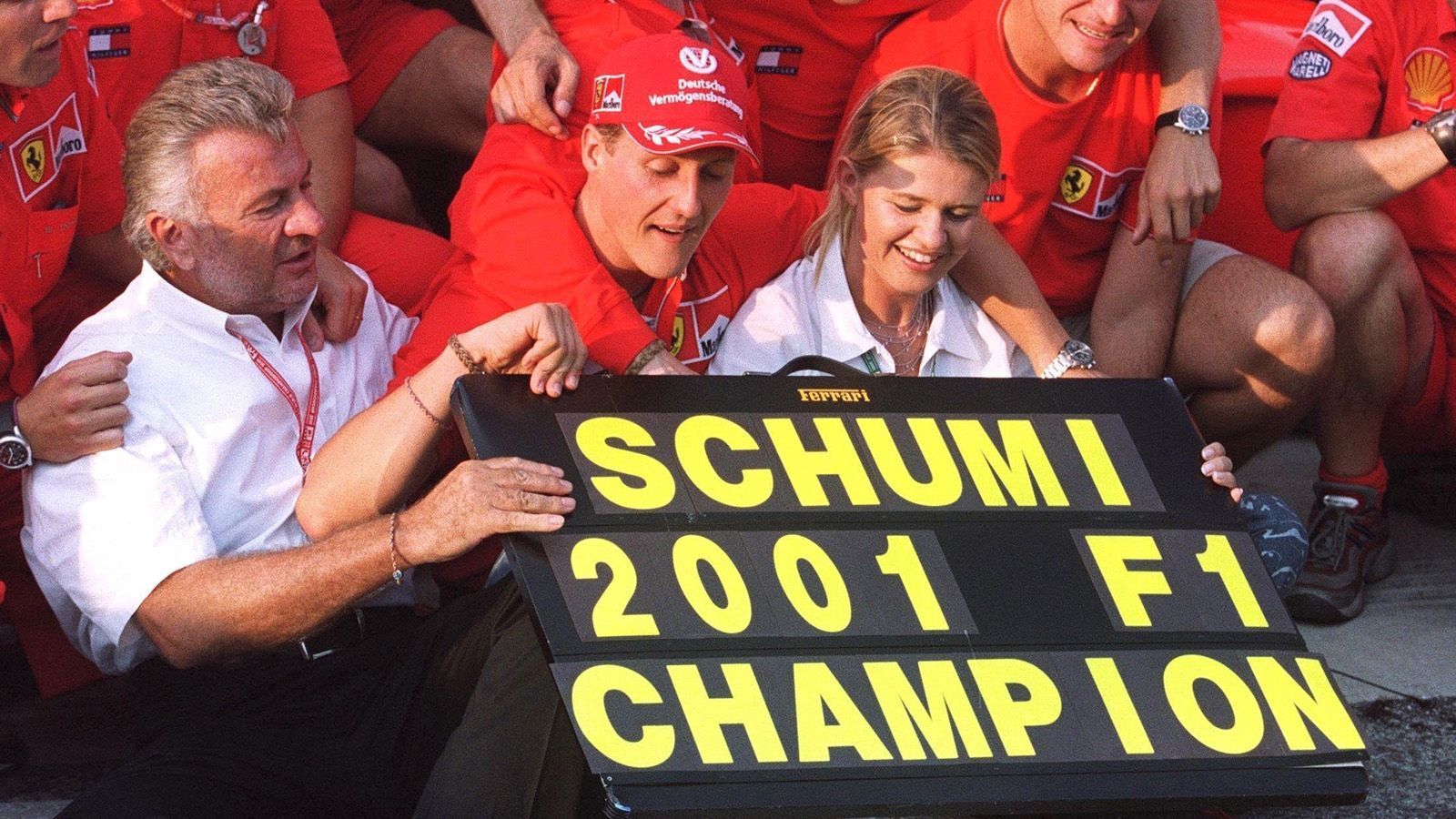 
                <strong>WM-Titel Nr. 4 - 2001</strong><br>
                Michael Schumacher und Ferrari waren auch in der Saison 2001 das Maß der Dinge. Schon fünf Rennen vor dem Ende war Schumi uneinholbar Champion. Sein vierter Titelgewinn. Mit einem Sieg in seinem "Wohnzimmer" Spa holte er sich außerdem seinen 52. F1-Erfolg und stellte damit einen neuen Rekord auf - 39 weitere Siege sollten noch folgen.
              