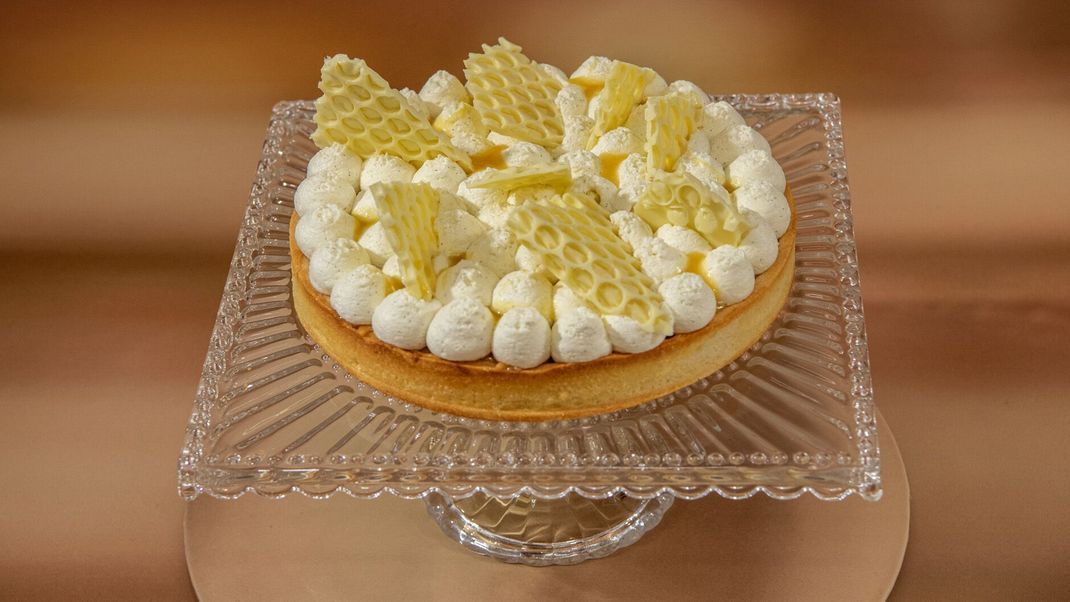 Honigtarte mit Mandelboden, Mandel-Honig-Creme und Vanille-Mascarpone-Creme