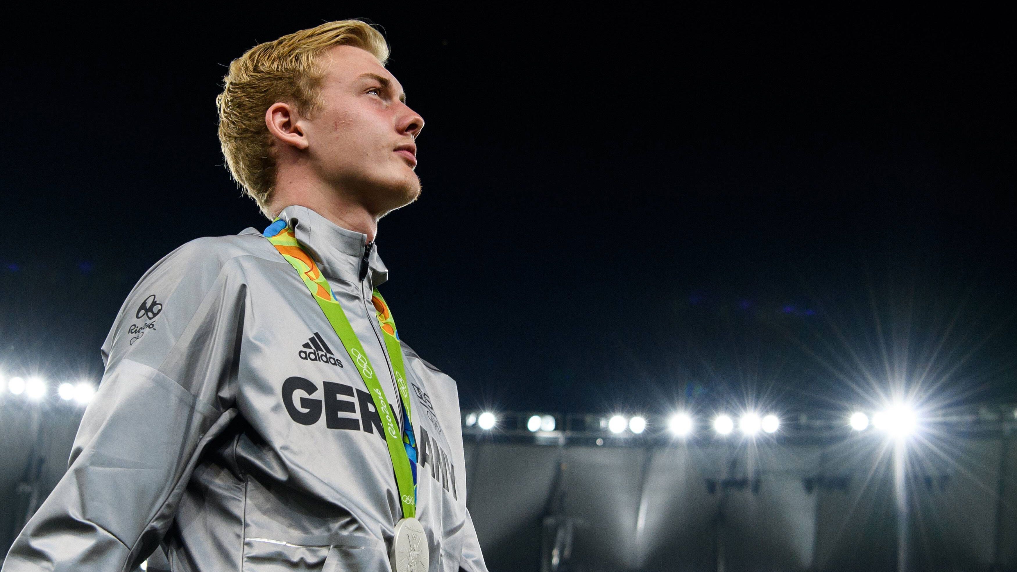 
                <strong>Julian Brandt</strong><br>
                Zwar hat Julian Brandt schon 35 Länderspiele auf dem Buckel, nachhaltig überzeugen konnte der offensive Mittelfeldspieler von Borussia Dortmund aber nicht. Bei den großen Turnieren spielte er keine große Rolle und durfte meist in Qualifikations- und Freundschaftsspielen ran. So fehlte er in Löws Aufgebot bei der EM 2021. Es bleibt abzuwarten, ob sich seine Situation in der DFB-Elf unter Hansi Flick verbessern wird. Das liegt natürlich in erster Linie an ihm selbst, denn die Fähigkeiten bringt der gebürtige Bremer allemal mit.
              