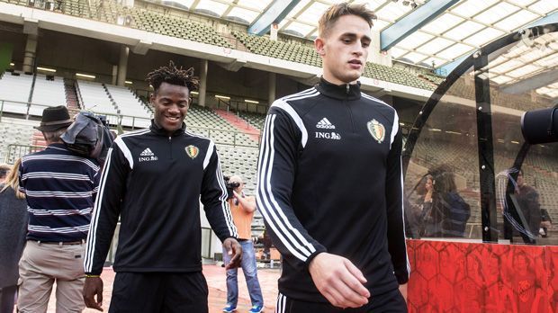 
                <strong>Seine Wurzeln</strong><br>
                Seine Wurzeln: Januzaj (re.) wird am 5. Februar 1995 in Brüssel geboren. Seine Eltern sind Kosovo-Albaner, die 1992 wegen des Bürgerkrieges fliehen und sich in Belgien kennenlernen. Wegen seiner Wurzeln wäre er für Albanien, die Türkei und Serbien spielberechtigt gewesen. Er entscheidet sich erst kurz vor der WM 2014 für Belgien.
              