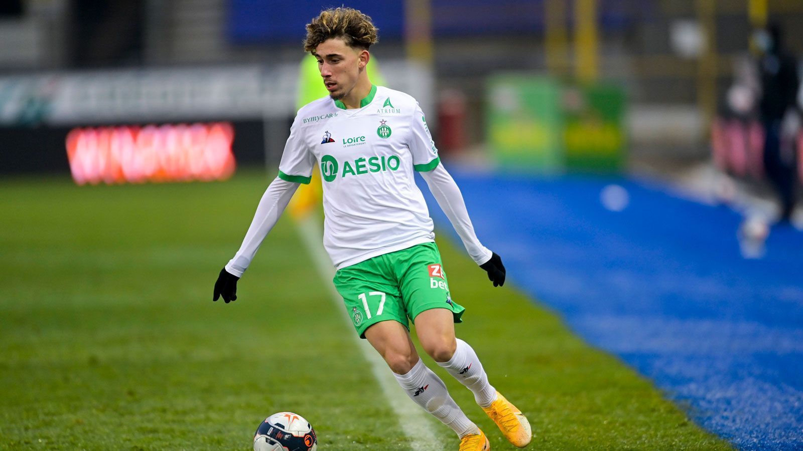 
                <strong>Adil Aouchiche (AS St. Etienne)</strong><br>
                Wie der Kontrakt von Nianzou lief der Vertrag von Adil Aouchiche im Sommer 2020 in Paris aus, auch er konnte sich mit den Verantwortlichen nicht auf ein neues Arbeitspapier einigen. Anders als sein ehemaliger PSG-Kollege zählt der 18-Jährige bei seinem neuen Klub allerdings zum Stammpersonal, absolvierte in dieser Saison 23 Pflichtspiele für die AS St. Etienne und war an fünf Treffern direkt beteiligt. Nach einer Anfang Februar von Coach Claude Puel verordneten Denkpause gehörte der zentrale Mittelfeldspieler, der im Sommer 2020 wohl auch von Manchester City und dem FC Barcelona umworben wurde, in den vergangenen Partien wieder zum Kader von ASSE.
              