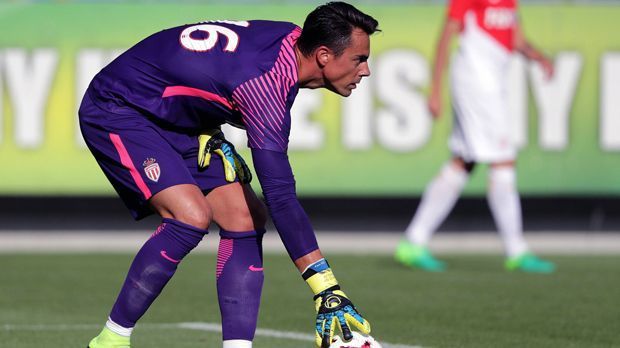 
                <strong>Diego Benaglio (AS Monaco)</strong><br>
                Ähnlich, wie Weidenfeller, war auch Diego Benaglio jahrelang die unumstrittene Nummer 1 beim VfL Wolfsburg, holte mit den Niedersachsen 2009 den Meistertitel. Doch in den zurückliegenden Monaten bröckelte der Status des Schweizers und von Trainerwechsel zu Trainerwechsel änderte sich die Rolle des Routiniers. Mal war er die Nummer 1, dann wieder Backup von Koen Casteels. Schließlich entschied sich der 33-Jährige zu einem Abgang und wechselte nach Monaco. Beim französischen Meister dürften die Fronten von Beginn an geklärt sein. Der Kroate Danijel Subasic ist die Nummer 1, Benaglio sein Ersatzmann. Für drei Jahre unterschrieb der 1,94-Hüne beim Klub aus dem Fürstentum, wo er den Italiener Morgan De Sanctis als Backup beerbt.
              