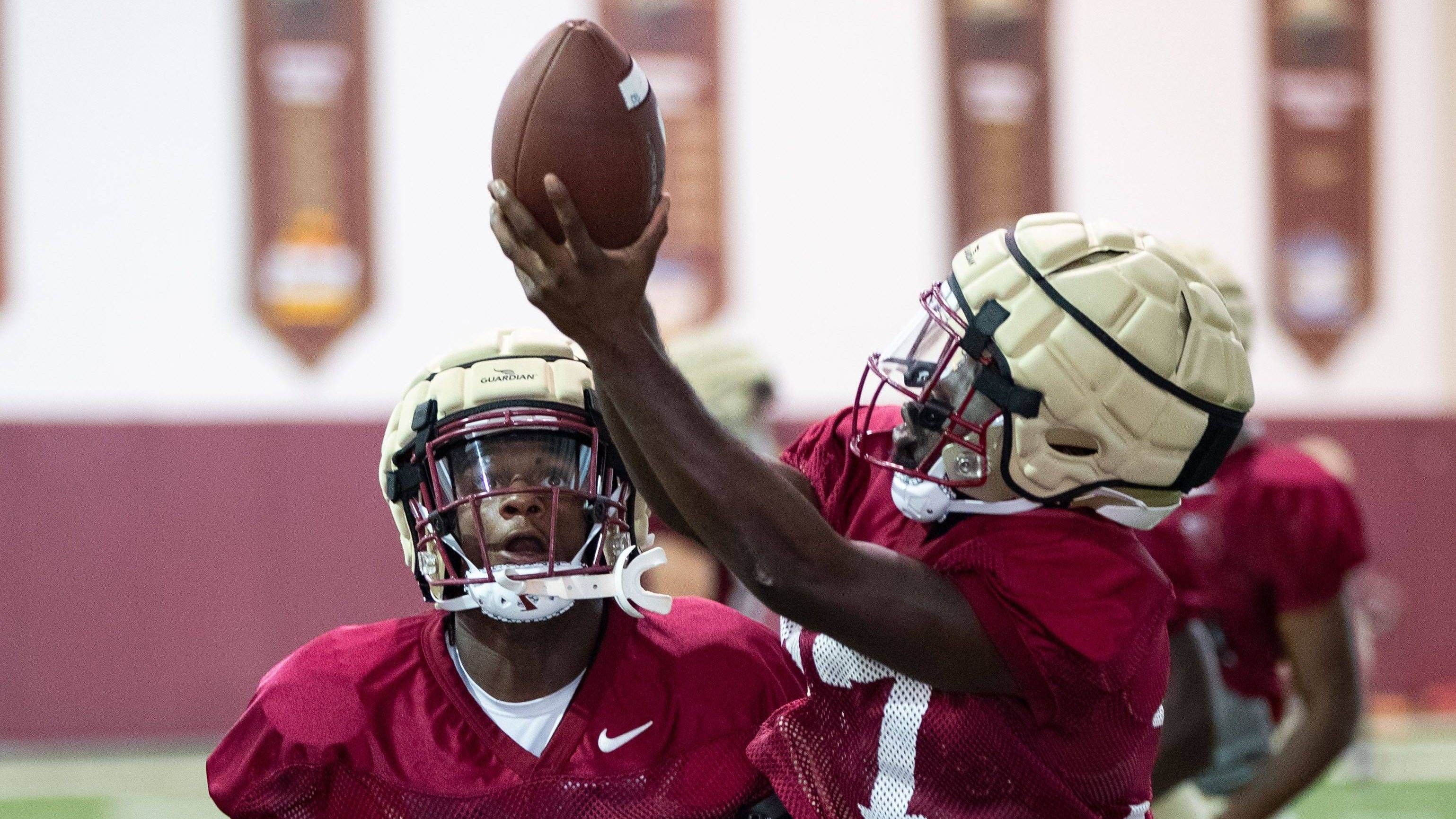 <strong>Florida State Seminoles (zu hoch)</strong><br>Schon seit vielen Jahren haben die Seminoles nichts mehr mit den vorderen Positionen zu tun gehabt. Dieses Jahr soll sich das ändern, denn es kommt viel Talent zurück - angeführt von Quarterback Jordan Travis. Platz acht ist jedoch trotzdem erstmal sehr hoch gegriffen. Teams hinter den Seminoles haben schon deutlich mehr gezeigt.&nbsp;