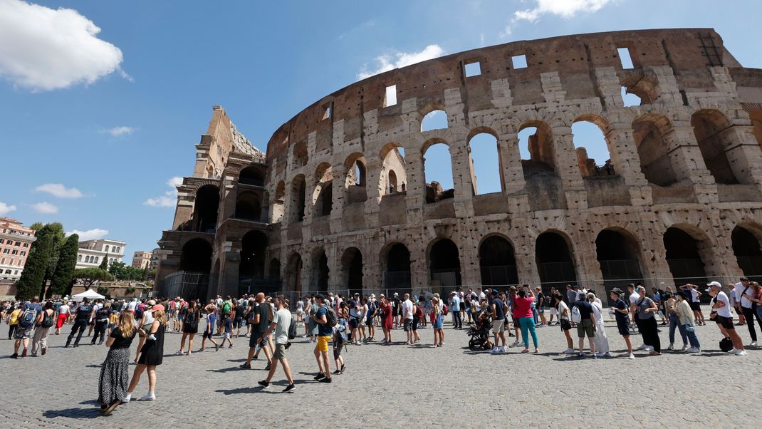 Im Inneren des Kolosseums ritzte der Tourist seinen und den Namen seiner Freundin in eine Wand.