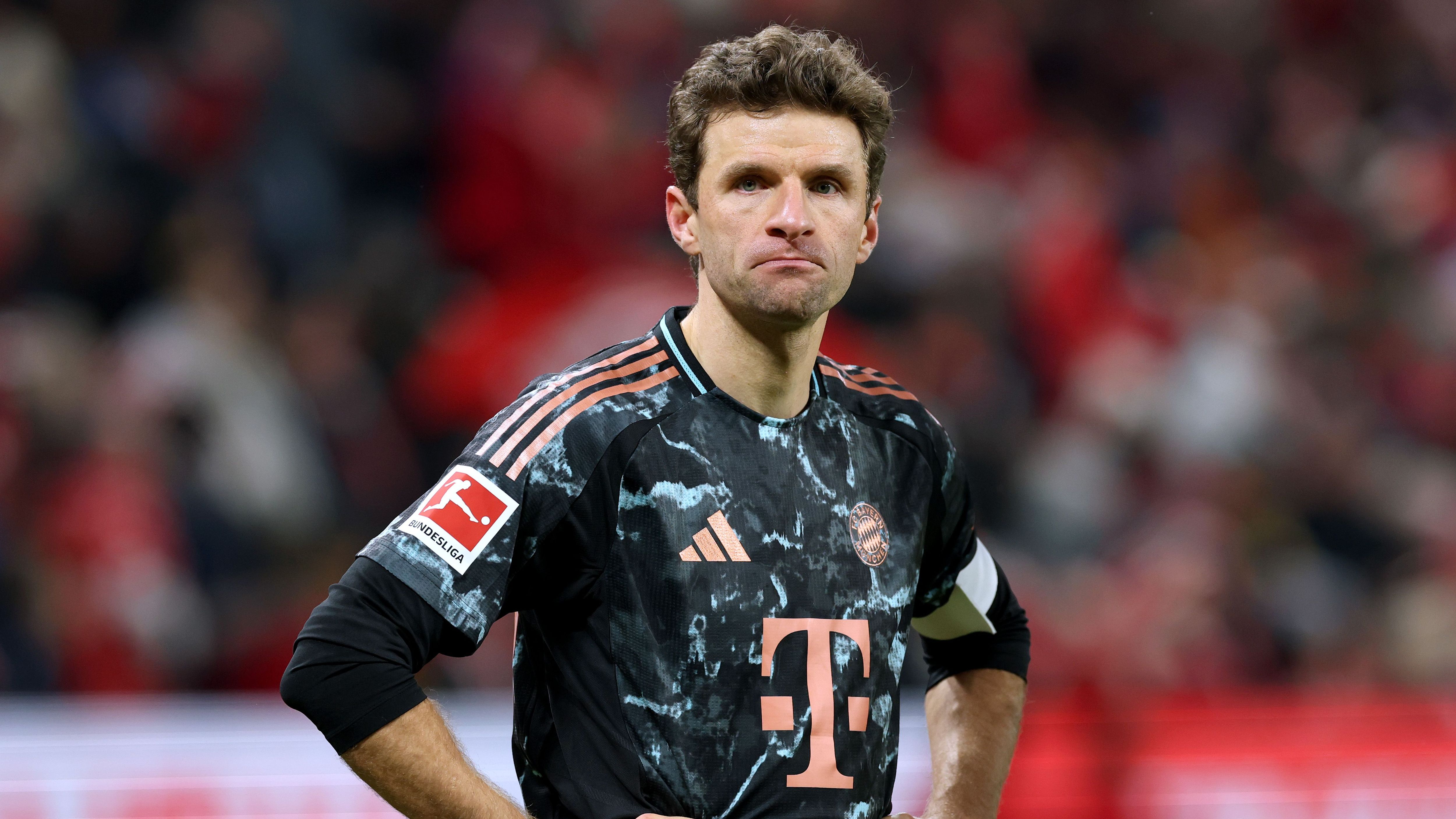 <strong>Thomas Müller </strong><br>
                Vertrag bis 2025<br>Nach Informationen von "Sky" soll eine Vertragsverlängerung bis 2026 im Gespräch sein. Grundlage dafür wäre aber wohl eine Gehaltsreduzierung aufgrund seiner zurückgehenden Einsatzzeiten.