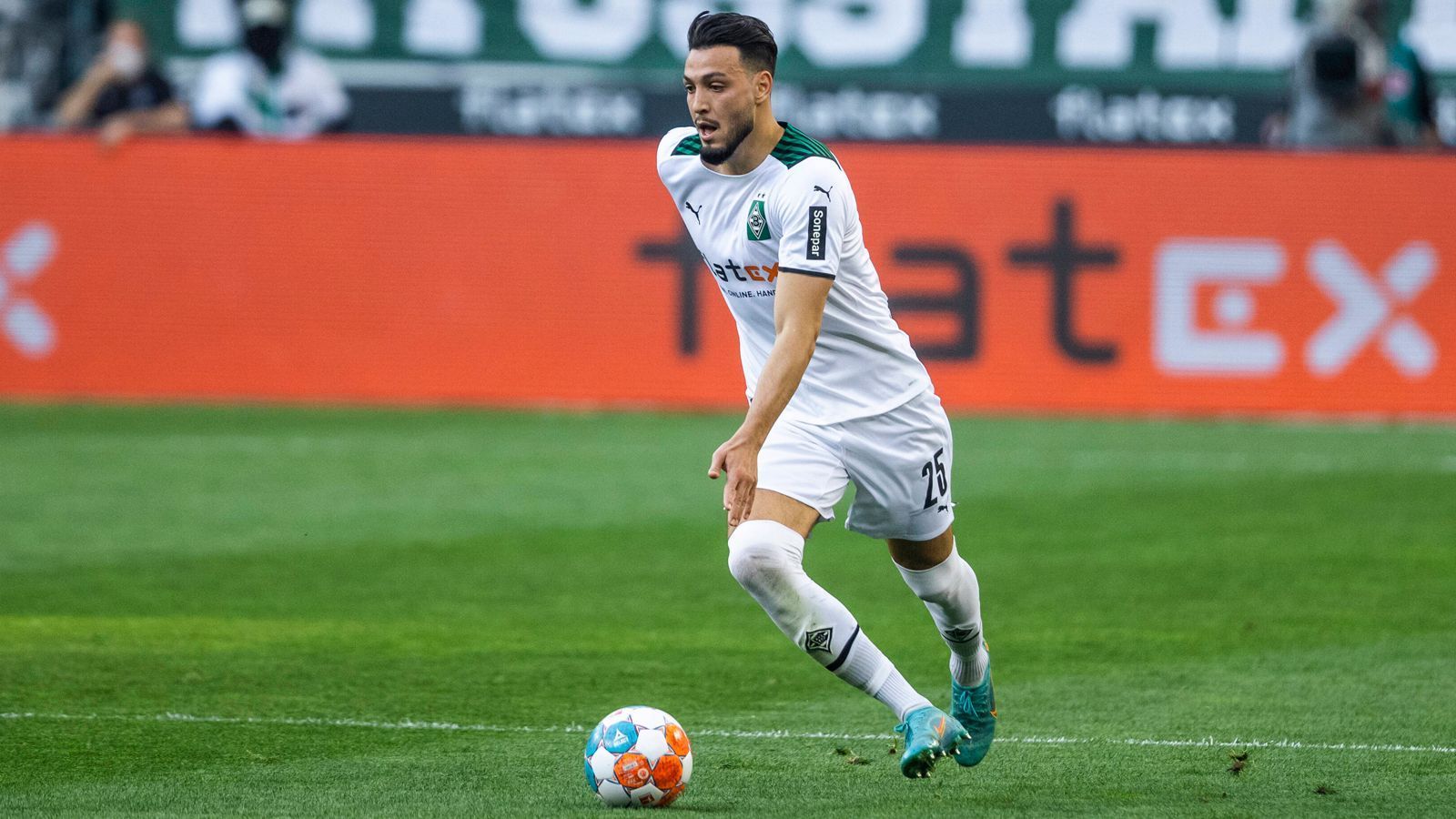 
                <strong>Ramy Bensebaini (Vertrag bis 2023)</strong><br>
                Mit nun 27 Jahren und einigen Jahren Bundesliga-Erfahrung will sich Außenverteidiger Ramy Bensebaini laut "Bild" den Traum von einem Wechsel zu einem Topklub erfüllen. Bereits zuletzt gab es Gerüchte, wonach der Algerier innerhalb der Bundesliga zu Ex-Gladbach-Coach Marco Rose wechseln könnte, der mittlerweile in Dortmund das Sagen hat. Wie "Sport1" berichtet, sollen auch Juventus Turin und der FC Barcelona interessiert sein. Bensebainis Vertrag läuft nur noch bis 2023, die Gladbacher erhoffen sich Medienberichten zufolge dennoch 20 Millionen Euro Ablöse für ihn. 
              