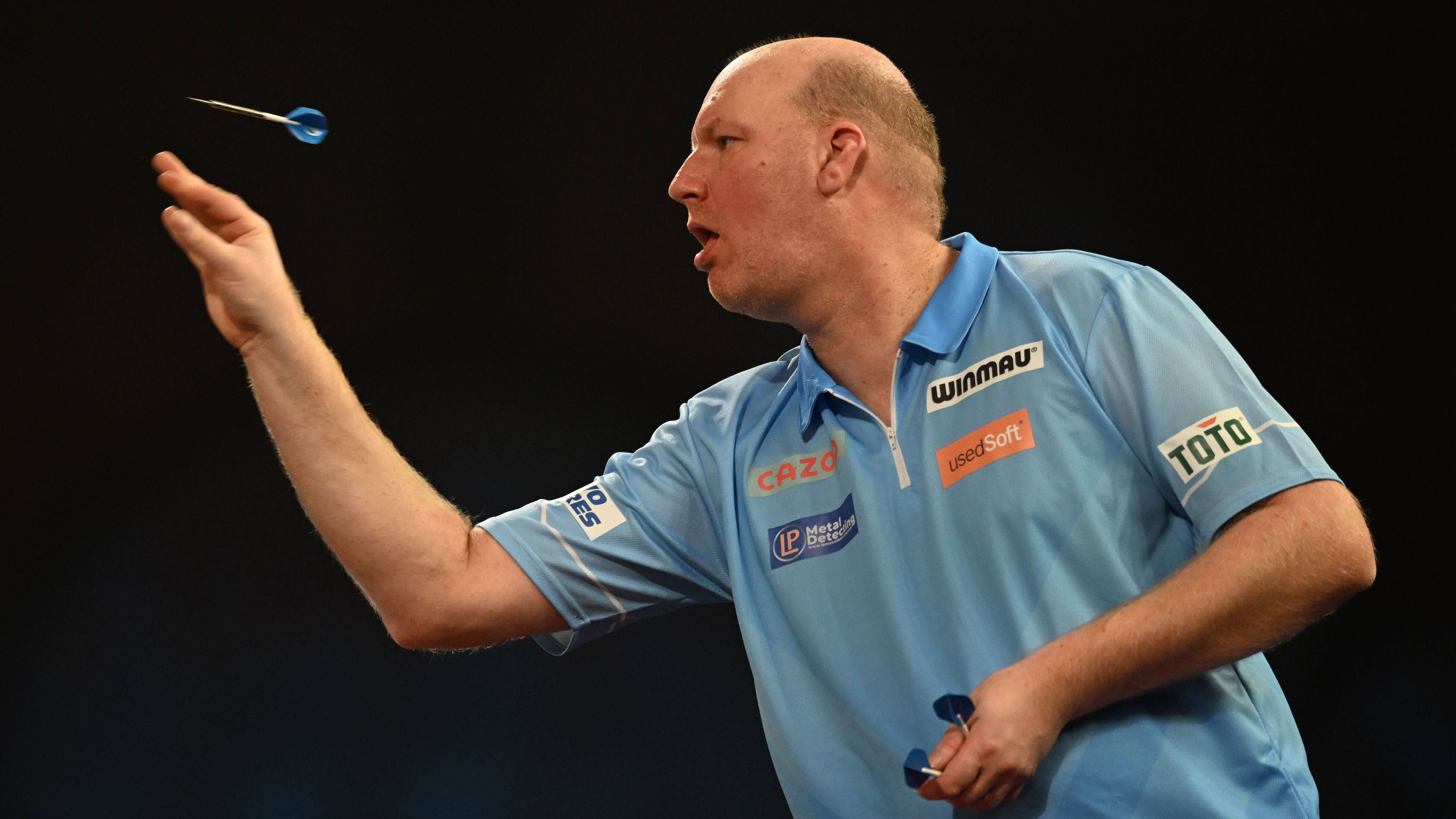 <strong>Vincent van der Voort</strong>&nbsp;<br>Der Niederländer erreichte 2007 das Finale der US Open sowie zweimal das WM-Viertelfinale. All die Jahre war der Stimmungsgarant und Publikumsliebling gut mit dabei, jedoch ging zuletzt nicht mehr viel. Van der Voort hat die Teilnahme für die WM 2025 verpasst und verliert seine Tour Card. Ohnehin hat er jedoch für das kommende Jahr eine Auszeit geplant.