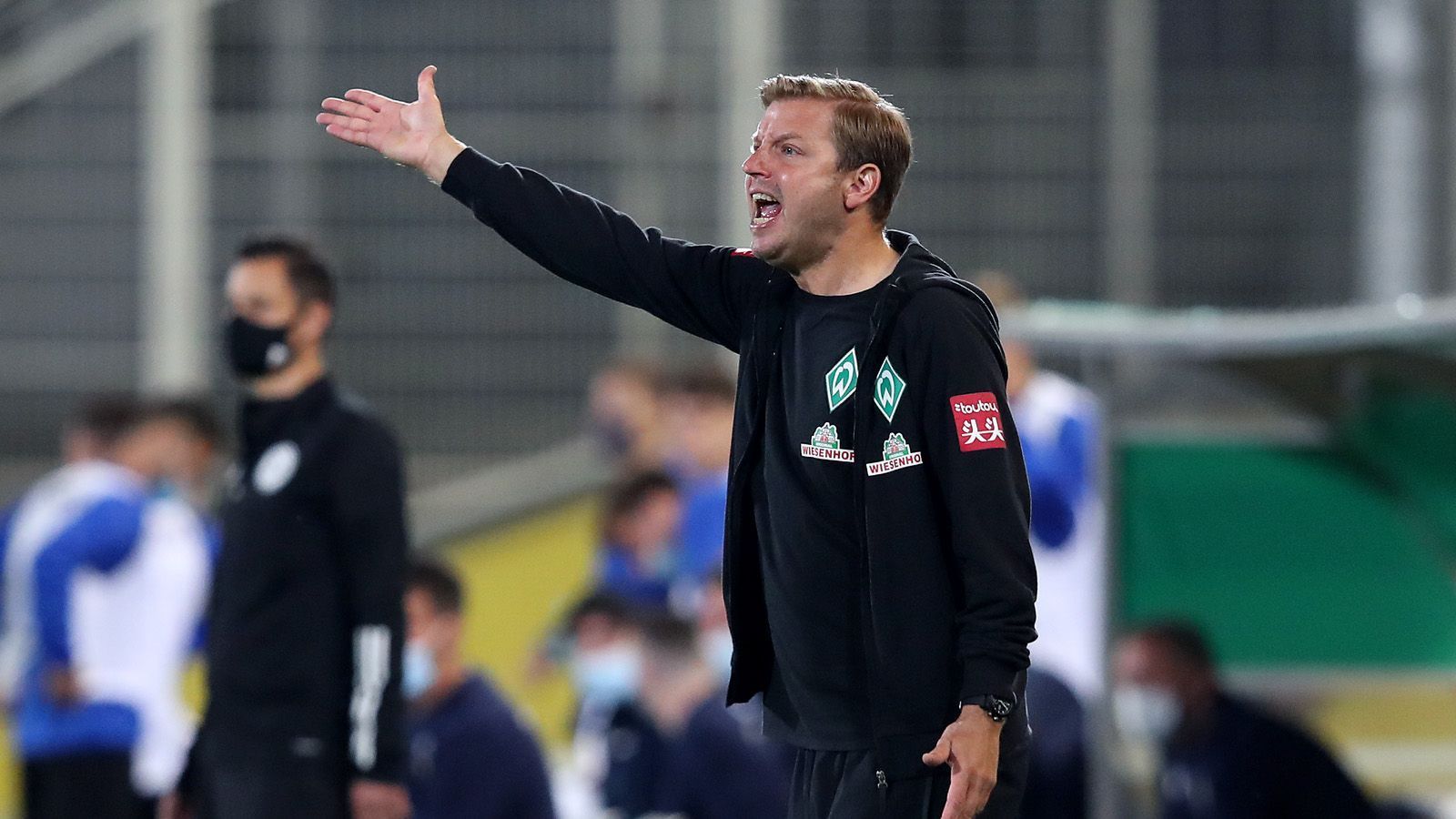 
                <strong>Verlierer: Werder Bremen</strong><br>
                Mit der Relegation kam Werder Bremen in der vergangenen Saison gerade noch mit einem blauen Auge davon. Jetzt sollte alles besser werden. Neuanfang und so. Es wurde ein Deja-vu. Beim 1:4 gegen Hertha war Werder vorne ungefährlich und hinten desolat. Noch schlimmer aber: Die Einstellung fehlte. "Wir müssen griffig, gallig und angefasst sein, um Bundesliga-Spiele gewinnen zu können", schimpfte Trainer Florian Kohfeldt im Nachklapp. "Sie nur spielerisch zu lösen, wird nicht funktionieren. Und das war heute nicht immer zu sehen." Die Belohnung: Der Abstiegskampf für Werder hat schon wieder begonnen. 
              