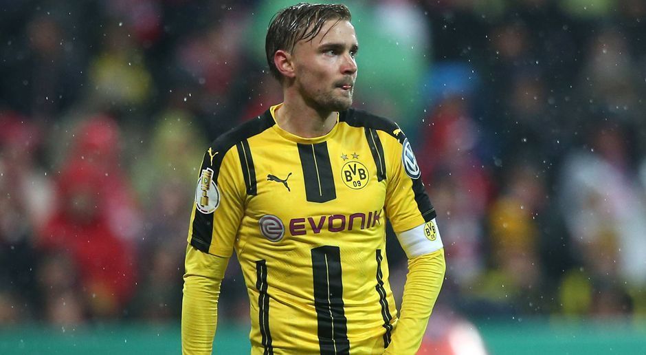 
                <strong>Marcel Schmelzer</strong><br>
                Kann den Bender-Fehler bei der Ecke nicht mehr ausbügeln und den Ausgleich verhindern. Beim Führungstreffer durch Hummels nur Begleitschutz für Ribery. Schmelzer hat immer wieder große Probleme im Aufbauspiel und bietet den Bayern viele Angriffsmöglichkeiten über seine Seite. ran-Note: 5
              