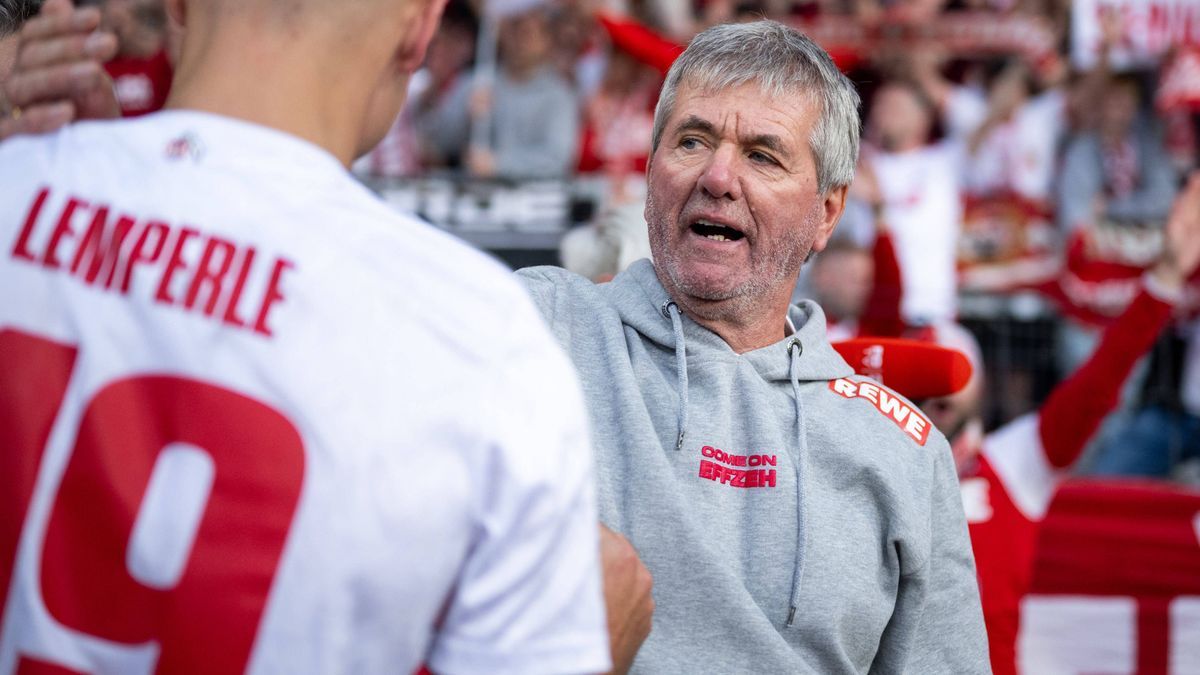 Friedhelm Funkel (FC Koeln, Trainer), Tim Lemperle (FC Koeln, 19) und Team jubeln mit den Fans Ultras im Gaesteblock ueber den 2:1 Sieg und moeglichen Aufstieg, GER, 1. FC Nuernberg (FCN) vs 1. FC ...