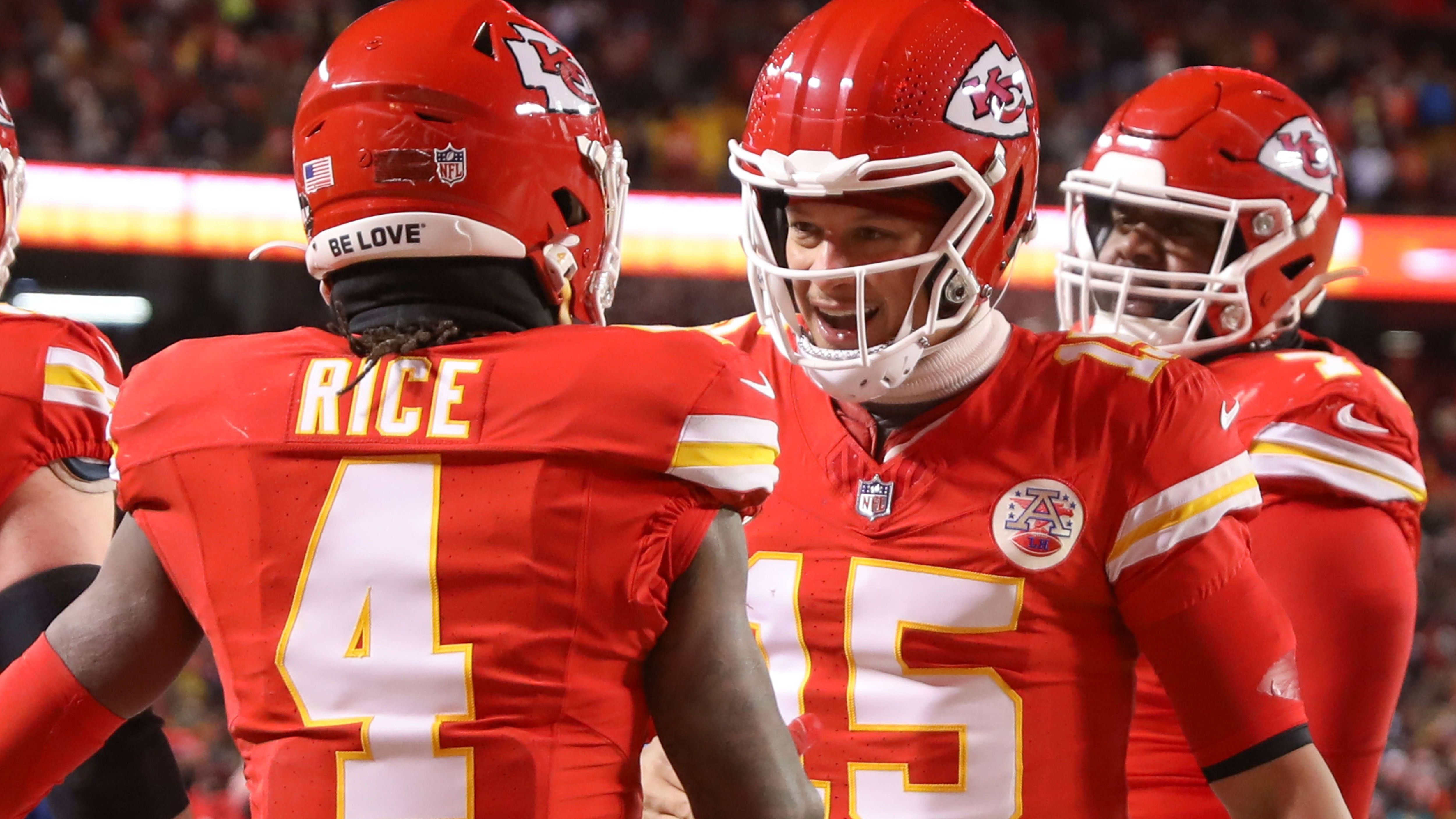 <strong>Touchdown-Pässe</strong><br>Die Statistik spricht eindeutig für Mahomes, der in 96 Spielen in der regulären Saison satte 219 Touchdown-Pässe geworfen hat. Das sind 2,28 Touchdowns pro Spiel. Allen kommt bei 167 Touchdowns in 94 Spielen auf einen Wert von 1,78. Klare Sache – 6:0 für Mahomes.