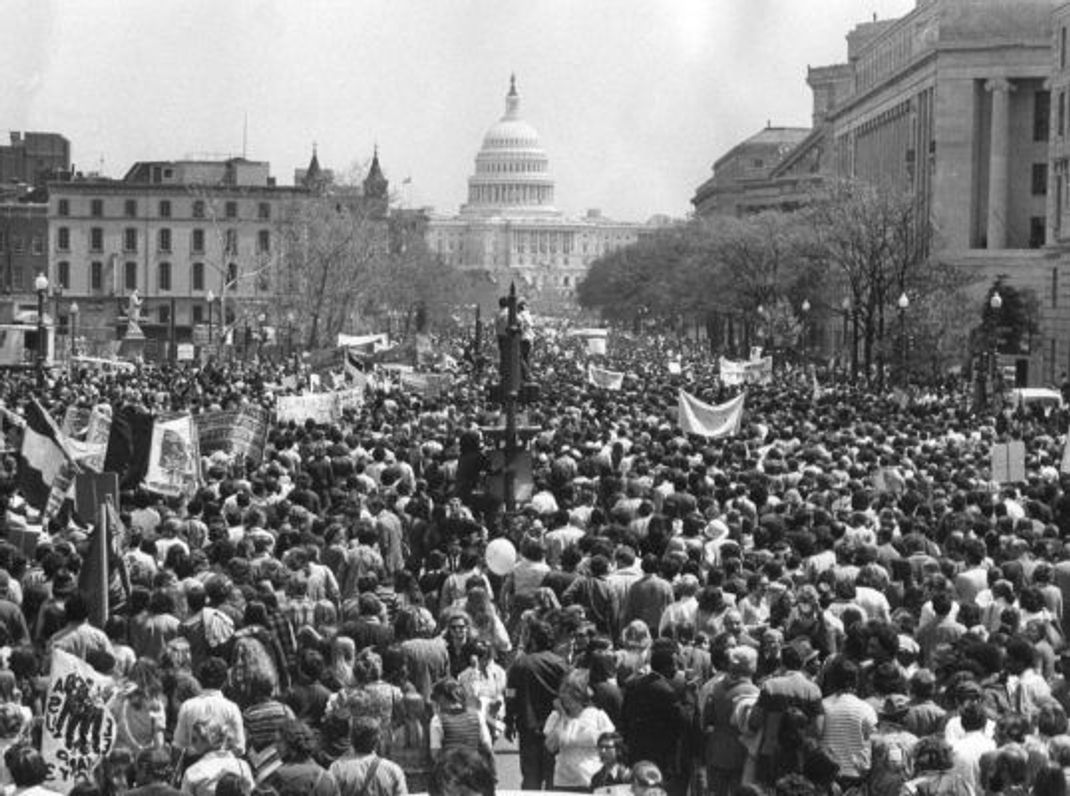 Mehr als eine halbe Million Demonstrant:innen überfluteten 1971 die amerikanische Hauptstadt Washington DC. Die Kundgebung wurde zur größten Aktion gegen den Vietnam-Krieg und Präsident Nixon. Sie dauerte 16 Tage lang.