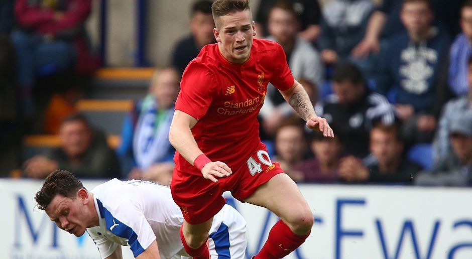 
                <strong>Ryan Kent</strong><br>
                Eigentlich war Ryan Kent in der vergangenen Saison an Coventry City ausgeliehen. Doch Jürgen Klopp wollte sich einen persönlichen Eindruck vom Stürmer machen, sorgte für ein vorzeitiges Ende der Leihe und holte ihn Anfang 2016 zu den "Reds". Nach seinem Debüt für die erste Mannschaft im FA Cup ging es im Sommer dann aber zur nächsten Leihstation: Bei Zweitligist Barnsley ist der 19-Jährige immerhin Stammkraft.
              