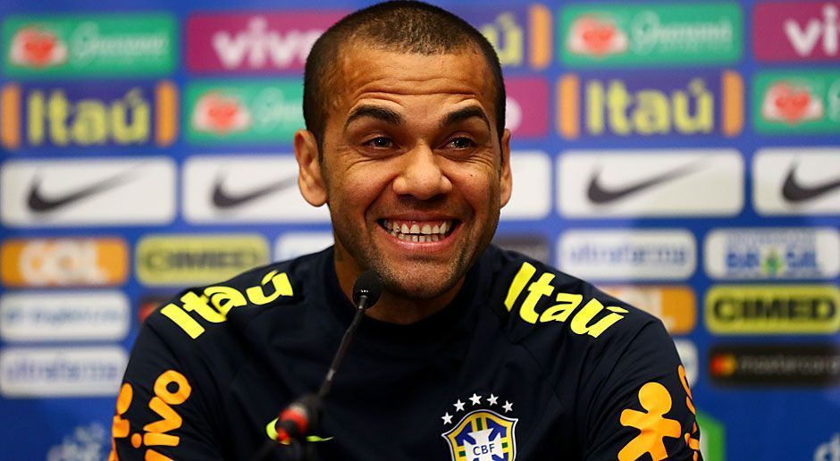 
                <strong>Rechter Außenverteidiger: Dani Alves</strong><br>
                seit 2008 Teamkollegen in der brasilianischen Nationalmannschaft
              