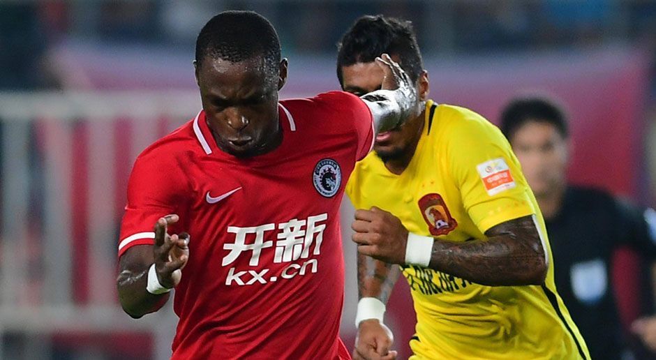 
                <strong>Anthony Ujah </strong><br>
                Im Sommer 2016 wechselte der Stürmer zu Liaoning Hongyun in die Chinese Super League. Richtig rund läuft es dort allerdings nicht. Fünf Treffer und eine Vorlage bei 22 Einsätzen sind für einen europäischen Top-Stürmer kein guter Wert. Sein Verein hat 13 der letzten 15 Saisonspiele verloren und steht auf dem letzten Tabellenplatz. Überhaupt scheint der ehemalige Spieler von Mainz, Köln und Bremen in China nicht glücklich zu sein. Laut Medienberichten liebäugelte er mit einer Rückkehr in die Bundesliga, besonders zu Hannover 96. Sein Vertrag läuft allerdings noch bis 2019.
              