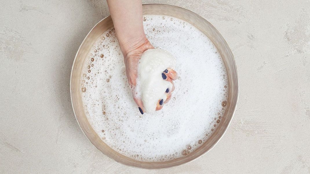 Mit einem kalten Wasserbad könnt ihr euren Nagellack schneller trocken bekommen - wir verraten, wie genau das funktioniert!