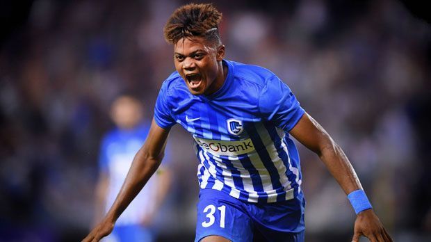 
                <strong>Sturm: Leon Bailey (KRC Genk)</strong><br>
                Sturm: Leon Bailey vom KRC Genk ist eines der Top-Talente in der belgischen Jupiler Pro League. Der jamaikanische Stürmer, der am liebsten Linksaußen spielt, kam erst vor einem Jahr vom slowakischen Klub AS Trencin nach Genk. Mit neun Treffern und zwölf Vorlagen in 47 Pflichtspielen weckte der 19-Jährige bereits in seiner ersten Saison das Interesse der Konkurrenz. Ajax Amsterdam wollte Bailey für elf Millionen abwerben, doch Genk mauerte und setzte eine Ablöse von 20 Millionen Euro fest.
              