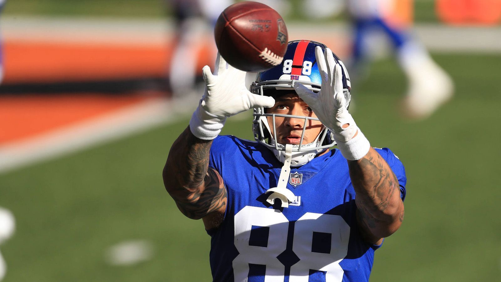 
                <strong>8. Evan Engram (New York Giants)</strong><br>
                Mit seiner Schnelligkeit und seinem guten Routenlauf hat Evan Engram das Passspiel der New York Giants auch in der vergangenen Saison belebt. Seine Bilanz: 63 Catches, 654 Receiving-Yards und ein Touchdown. Der Erstrunden-Pick aus dem Jahre 2017 geht bei den Giants nun in sein letztes Vertragsjahr.
              