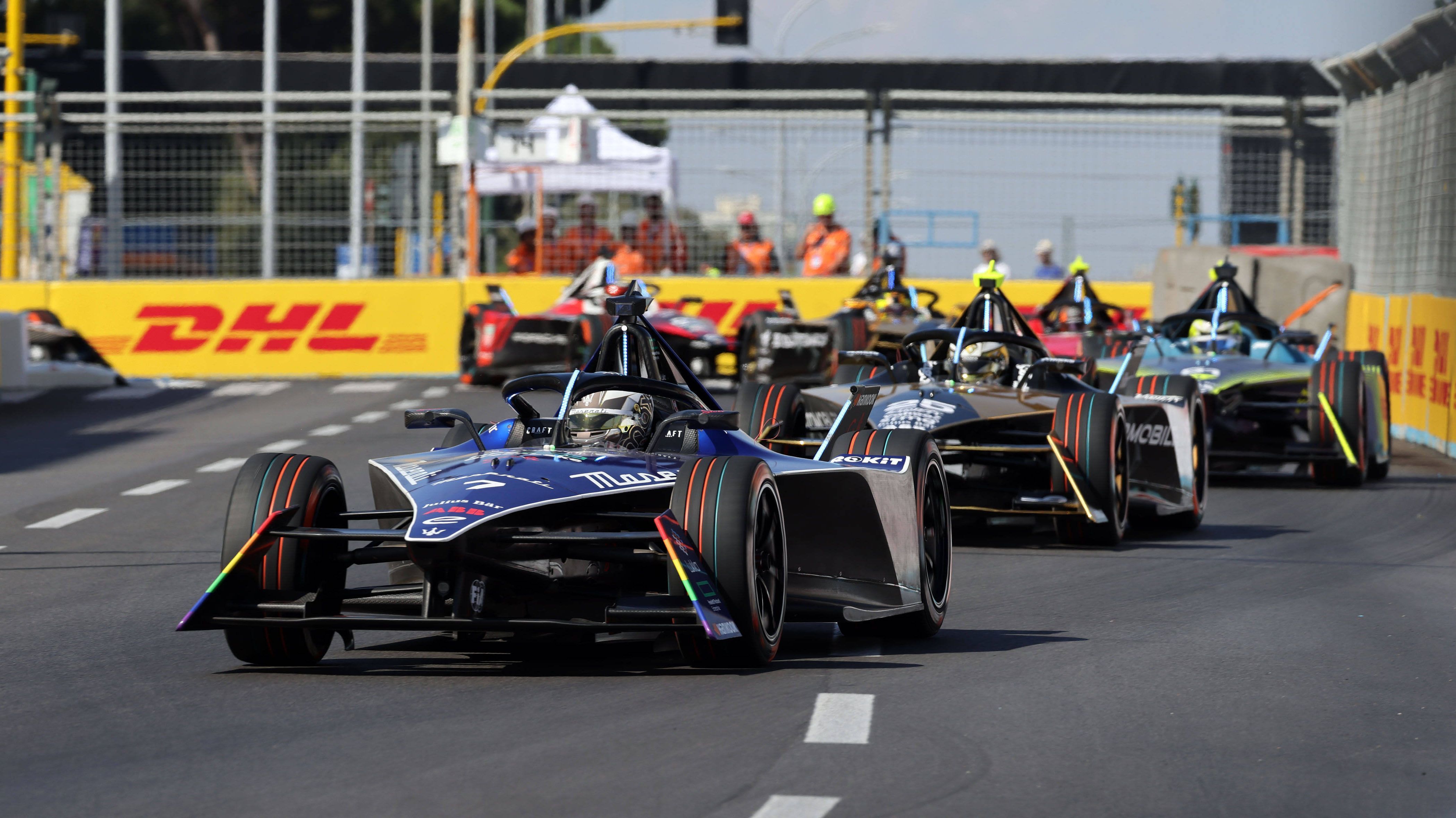 
                <strong>Maximilian Günther (Maserati)</strong><br>
                Auch am Sonntag bestätigte der Deutsche seine starke Form und positionierte seinen Boliden im Qualifying auf Rang sechs. In einem erneut chaotischen und vor allem sehr heißen Rennen behielt der Sieger von Jakarta einen kühlen Kopf und sicherte sich mit Platz sechs wichtige WM-Punkte. "Es war ein super Wochenende für uns", bilanzierte der Wahl-Monegasse stolz: "Speziell beim Heimrennen für Maserati, das war ein sehr besonderer Moment." In der Fahrerwertung belegt Günther vor dem Saisonfinale an der Themse mit 101 Punkten den sechsten Platz (hier geht's zur kompletten Übersicht).
              