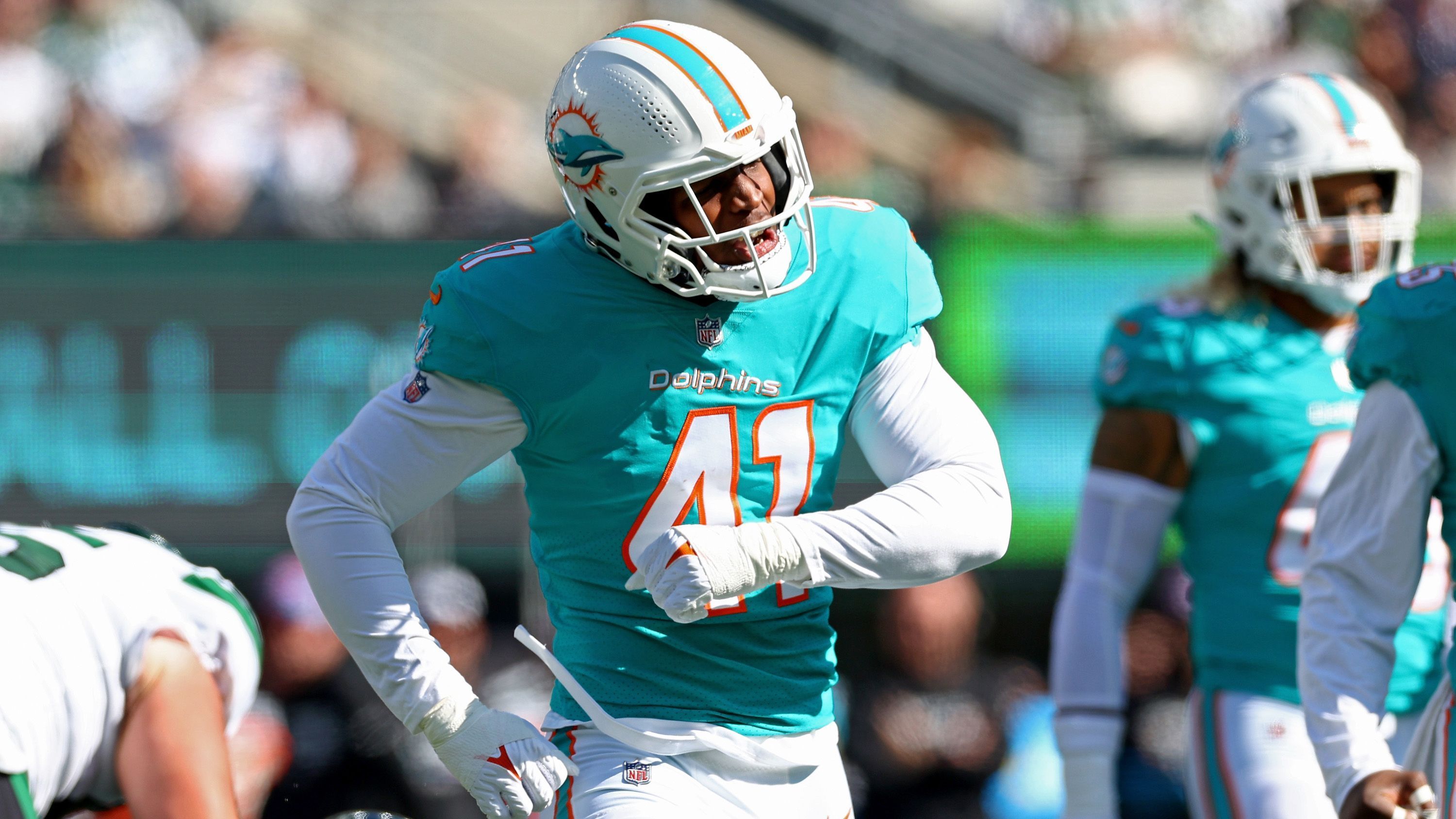 
                <strong>AFC East: Miami Dolphins - Linebacker Channing Tindall</strong><br>
                Channing Tindall gilt als hochinteressanter Linebacker, aber eben auch als Projekt. Trotz seiner Fähigkeiten als zuverlässiger Tackler mit guten Instinkten stand der Drittrundenpick von 2022 in seiner Rookie-Saison zumeist in den Special Teams und damit nur bei neun Snaps in der Defense der Dolphins auf dem Feld. Head Coach Mike McDaniel plant in Zukunft jedoch fest mit ihm. "Ich erwarte eine große Offseason und einen großen Sprung im zweiten Jahr. Channing weiß das. Er hat diese Erwartung auch an sich selbst", erklärte der Coach im Rahmen des Owner Meetings Ende März. Der 23-Jährige war 2021 ein wichtiger Teil der hervorragenden Georgia-Defense am College und überzeugte dort durch seine ausgeprägte Athletik. Es liegt nun an Tindall, sich auch in der NFL durchzusetzen und die prominente Konkurrenz in Miami um Ex-Titan David Long Jr., Jerome Baker und Duke Riley im Kampf um regelmäßige Einsätze auszustechen.
              