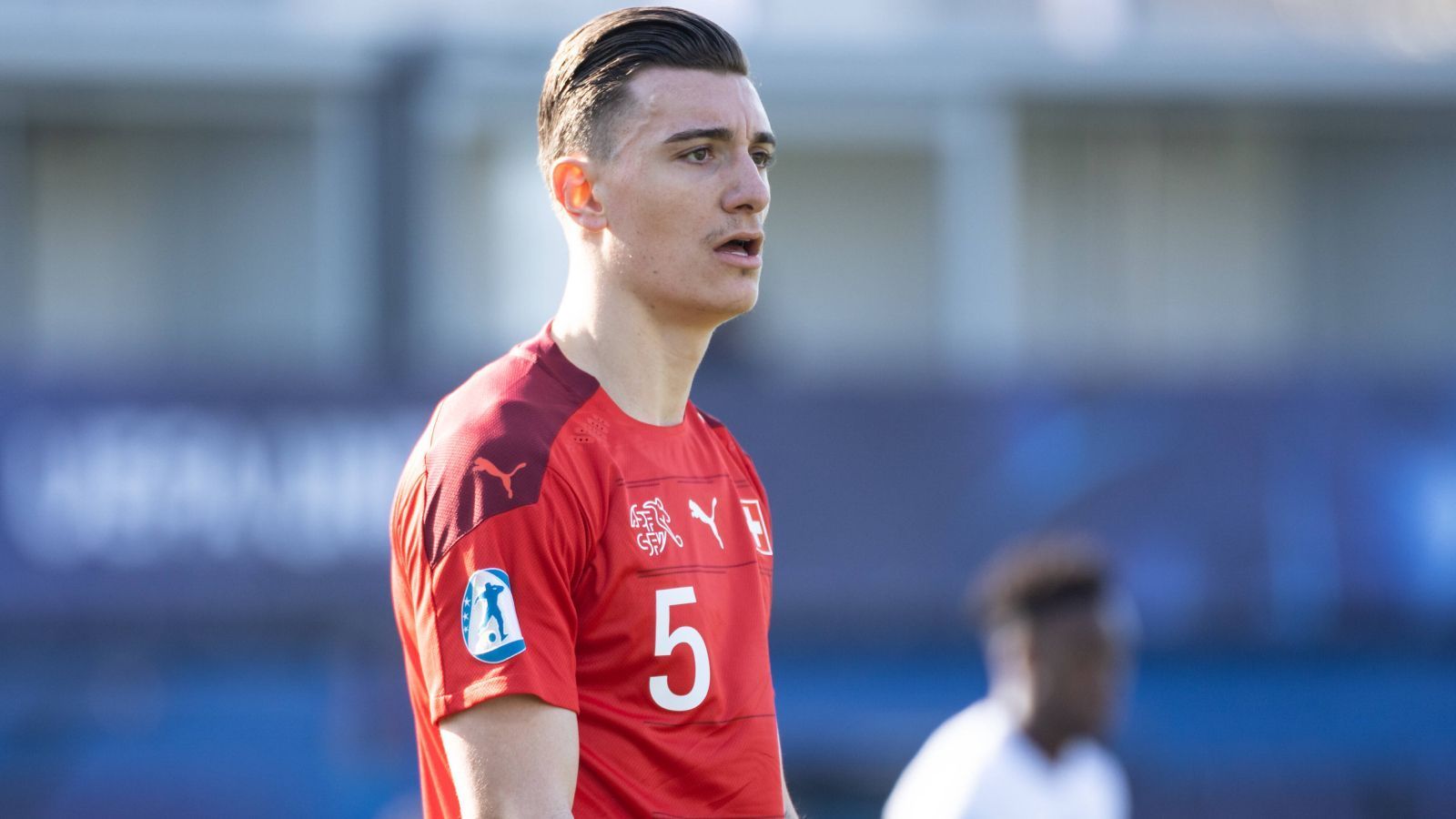 
                <strong>Cedric Zesiger (Young Boys Bern)</strong><br>
                Statt Stergiou spielte in der Innenverteidigung Cedric Zesiger. Der 22-Jährige ist mit 15 U21-Länderspielen der erfahrenste Mann im Kader der Schweizer. Zesiger machte erstmals beim Rekordmeister Grasshoppers Zürich auf sich aufmerksam, von dort wechselte er zum Serienmeister Young Boys Bern und ist dort eine feste Größe beim souveränen Tabellenführer. Beim Spiel gegen England verzweifelte die Offensive der englischen U21 an ihm und seinem Nebenmann Jan Bamert.
              