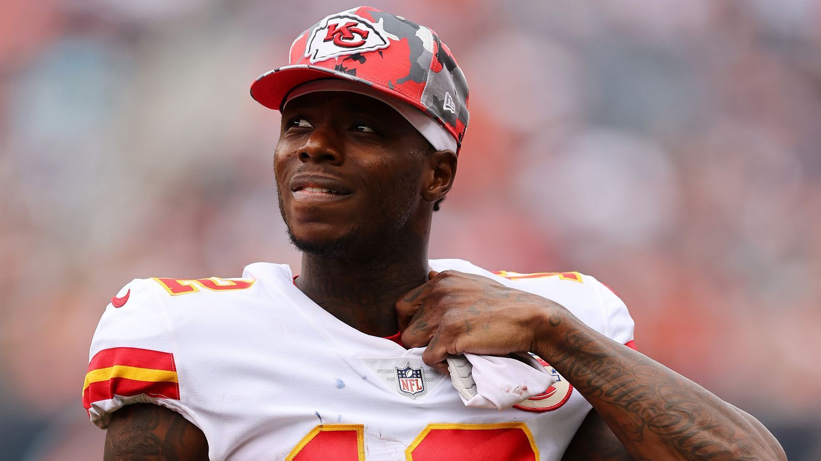 
                <strong>Josh Gordon (Kansas City Chiefs)</strong><br>
                Josh Gordon galt einmal als einer der besten Wide Receiver der NFL. Seine Drogenabhängigkeit warf ihn allerdings immer wieder zurück. Der 31-Jährige wurde wegen mehrfacher Verstöße gegen die Drogenrichtlinien der NFL für zusammengerechnet drei NFL-Spielzeiten gesperrt. Die vergangene Saison verbrachte er bei den Kansas City Chiefs, fing allerdings lediglich fünf Pässe für 32 Yards und einen Touchdown. Eine weitere Spielzeit bei den Chiefs wird offenbar nicht dazukommen. Er wurde gecuttet.
              