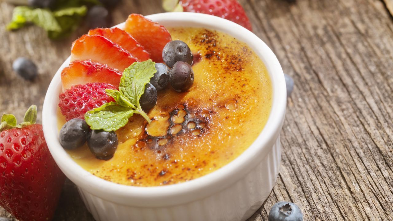 Natürlich passen Erdbeeren auch zu jeder Art von Nachtisch. Zum Beispiel zu Crème brûlée.