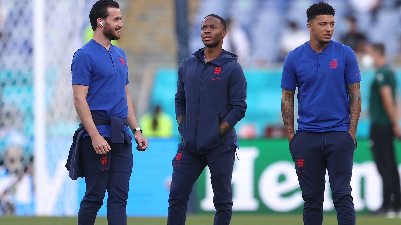 
                <strong>Ankunft in Rom</strong><br>
                Bei der Ankunft der englischen Mannschaft im römischen Stadio Olimpico begutachtete Jadon Sancho zusammen mit seinen Kollegen zunächst mal den Rasen. Der Noch-Dortmunder und künftige United-Profi kam gegen die Ukraine erstmals in der laufenden EM-Endrunde von Beginn an zum Einsatz. 
              