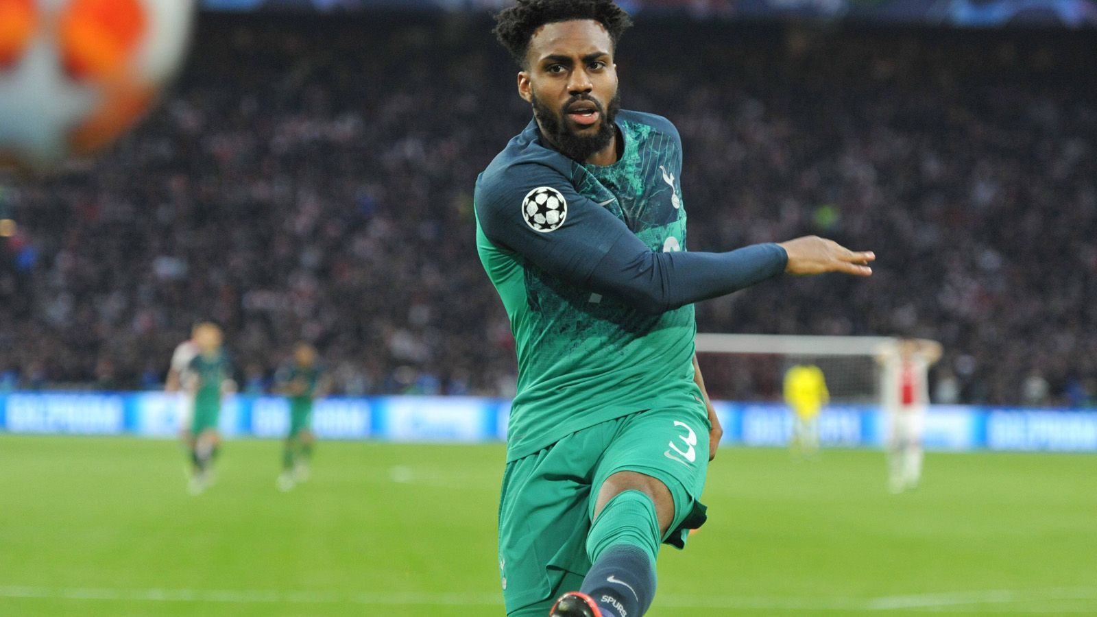 
                <strong>Danny Rose (Tottenham Hotspur)</strong><br>
                Auf seiner linken Seite kommt der Engländer im ersten Durchgang kaum einmal in seine gefürchteten Tempoläufe. So unterstützt er Son zu selten. Nach dem Seitenwechsel sieht das deutlich besser aus. So leitet er das 1:2 per "Tunnel" gegen de Ligt sehenswert ein. Danach traut sich Rose mehr zu – bis seiner Auswechslung gegen Davies. ran-Note: 3
              